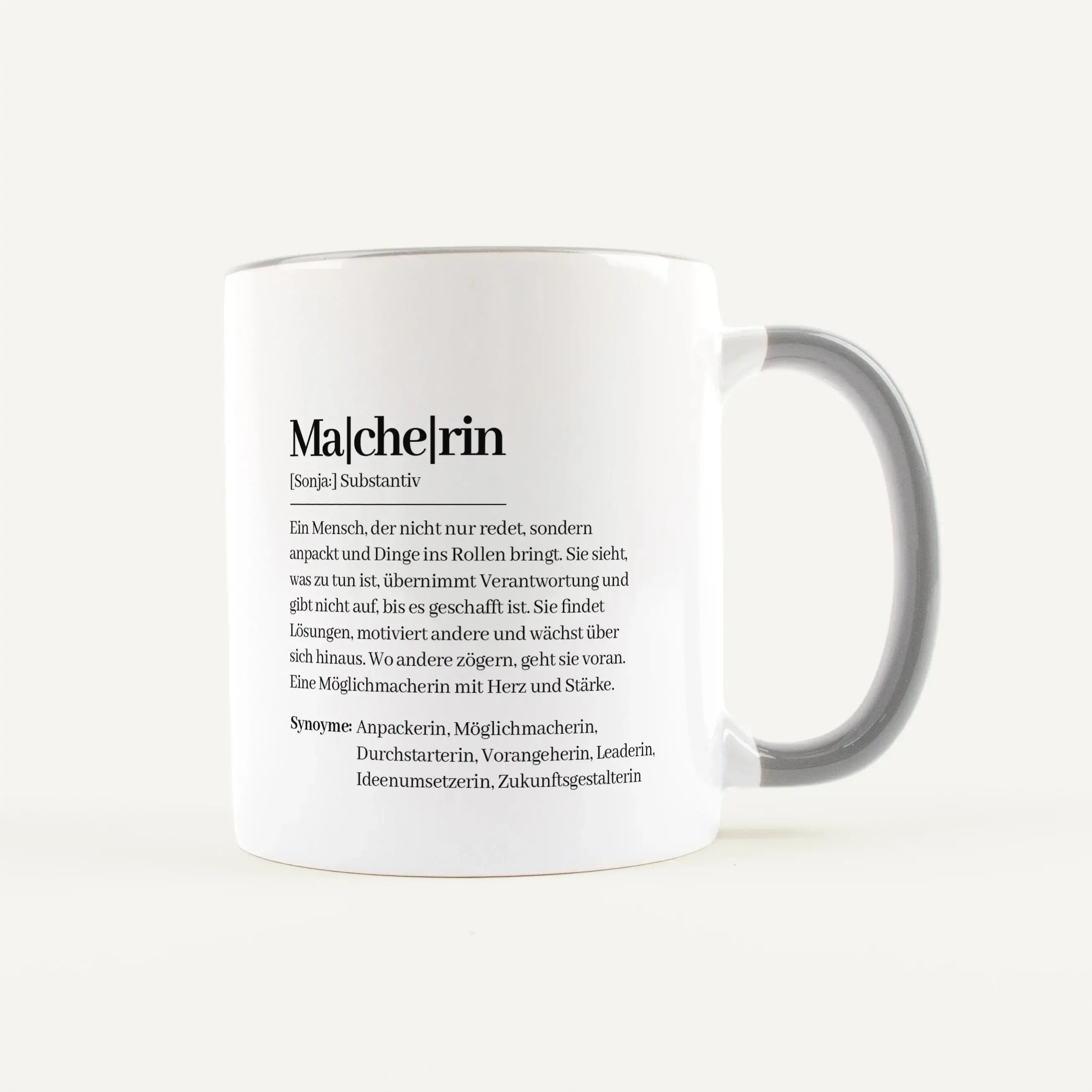 Tasse Definition Macherin-Keramik Tasse-famprints-Die Tasse Definition Macherin ist mehr als nur eine schöne Tasse für Kaffee oder Tee. Sie ist eine kleine Liebeserklärung an Frauen, die anpacken, Ideen umsetzen und mit Herz ihren Weg gehen. Im stilvollen