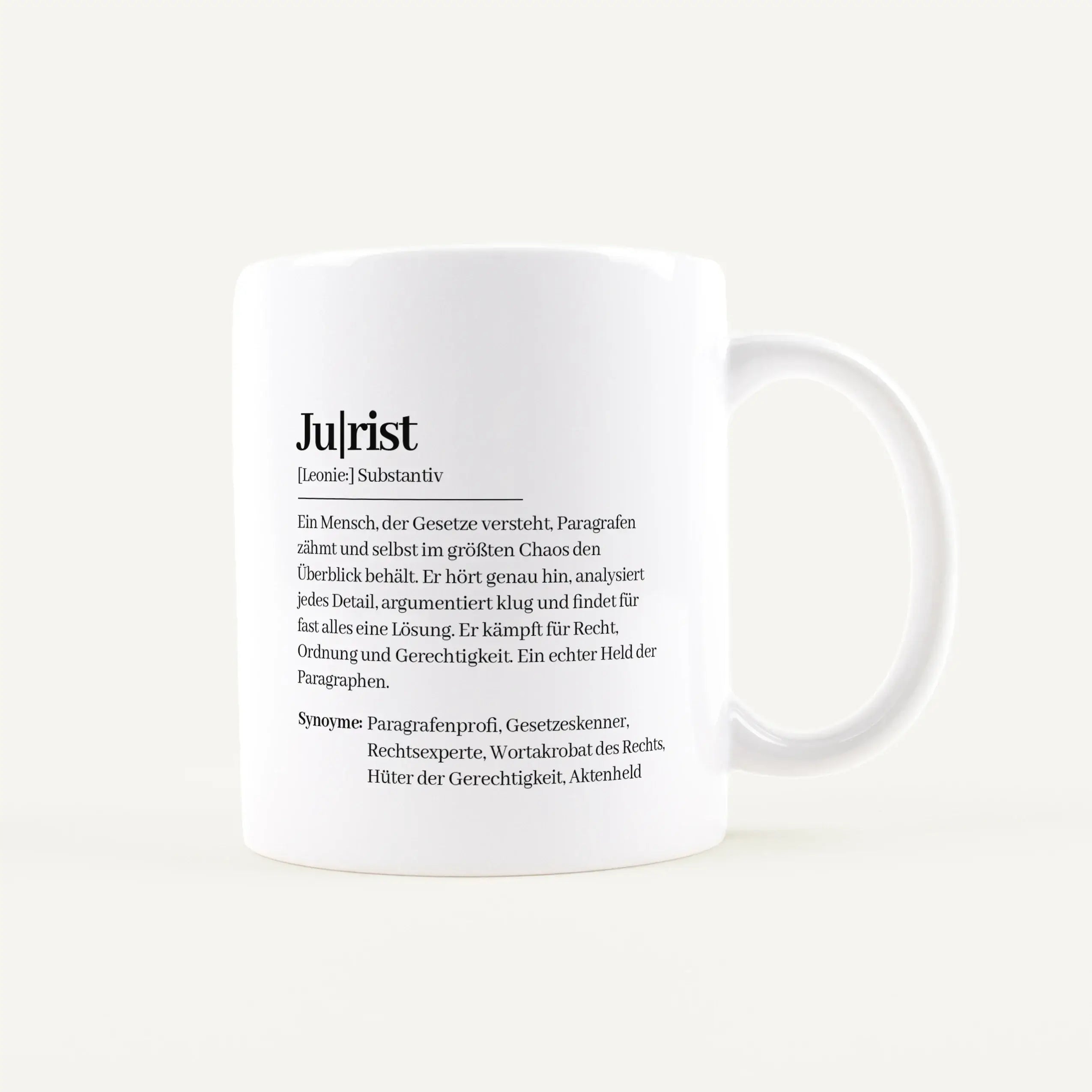 Tasse Definition Jurist-Keramik Tasse-famprints-Die Tasse Definition Jurist von famprints ist eine liebevolle Geschenkidee für Menschen, die mit Paragrafen leben und trotzdem über sich selbst lachen können. Der Spruch im Duden Stil trifft den Alltag im Bü