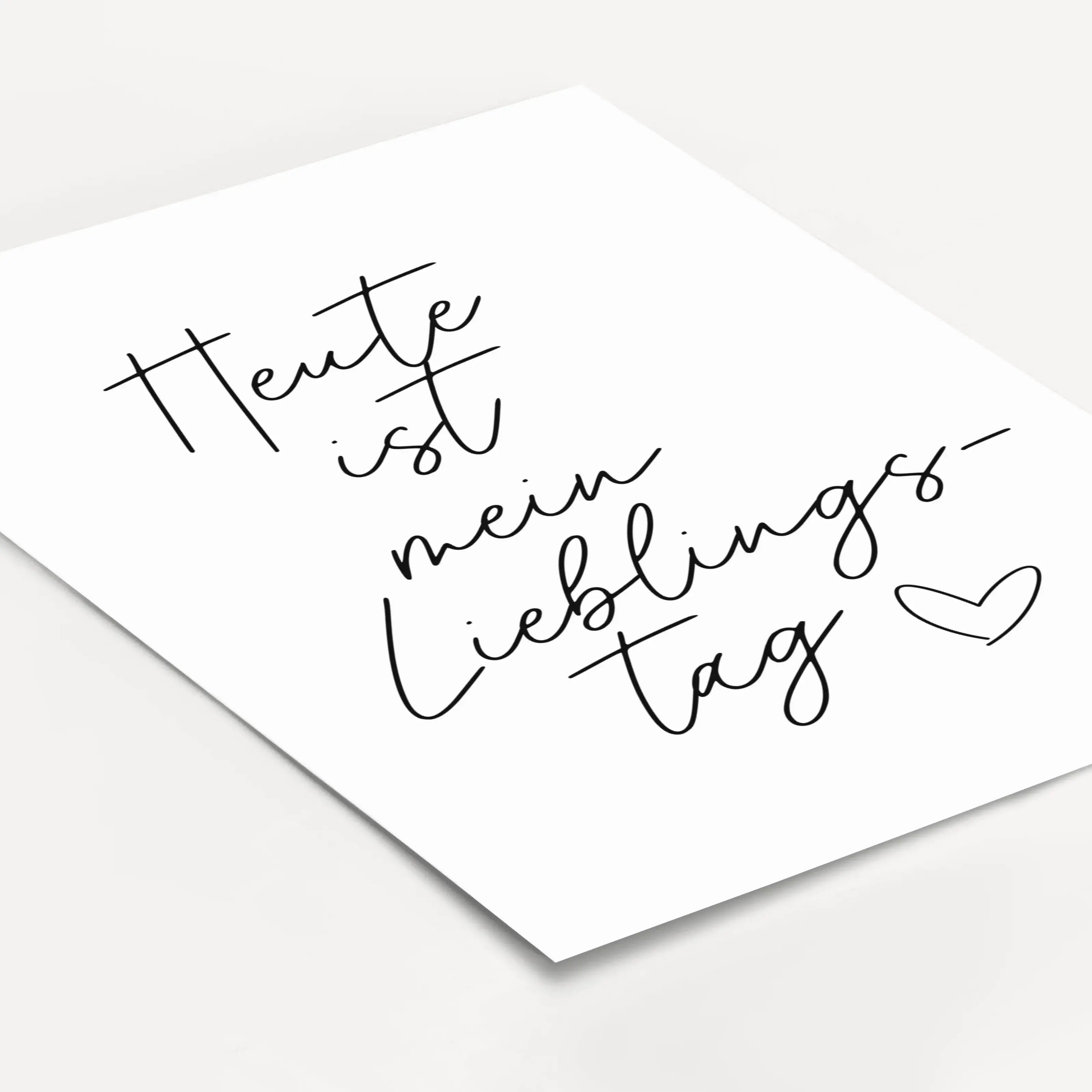 Motivationsposter 'Lieblingstag'-Poster-famprints-Das Motivationsposter Lieblingstag erinnert dich jeden Morgen daran, den Tag bewusst zu begrüßen. Mit dem handgeschriebenen Schriftzug Heute ist mein Lieblingstag setzt dieses Typografie Poster einen klare