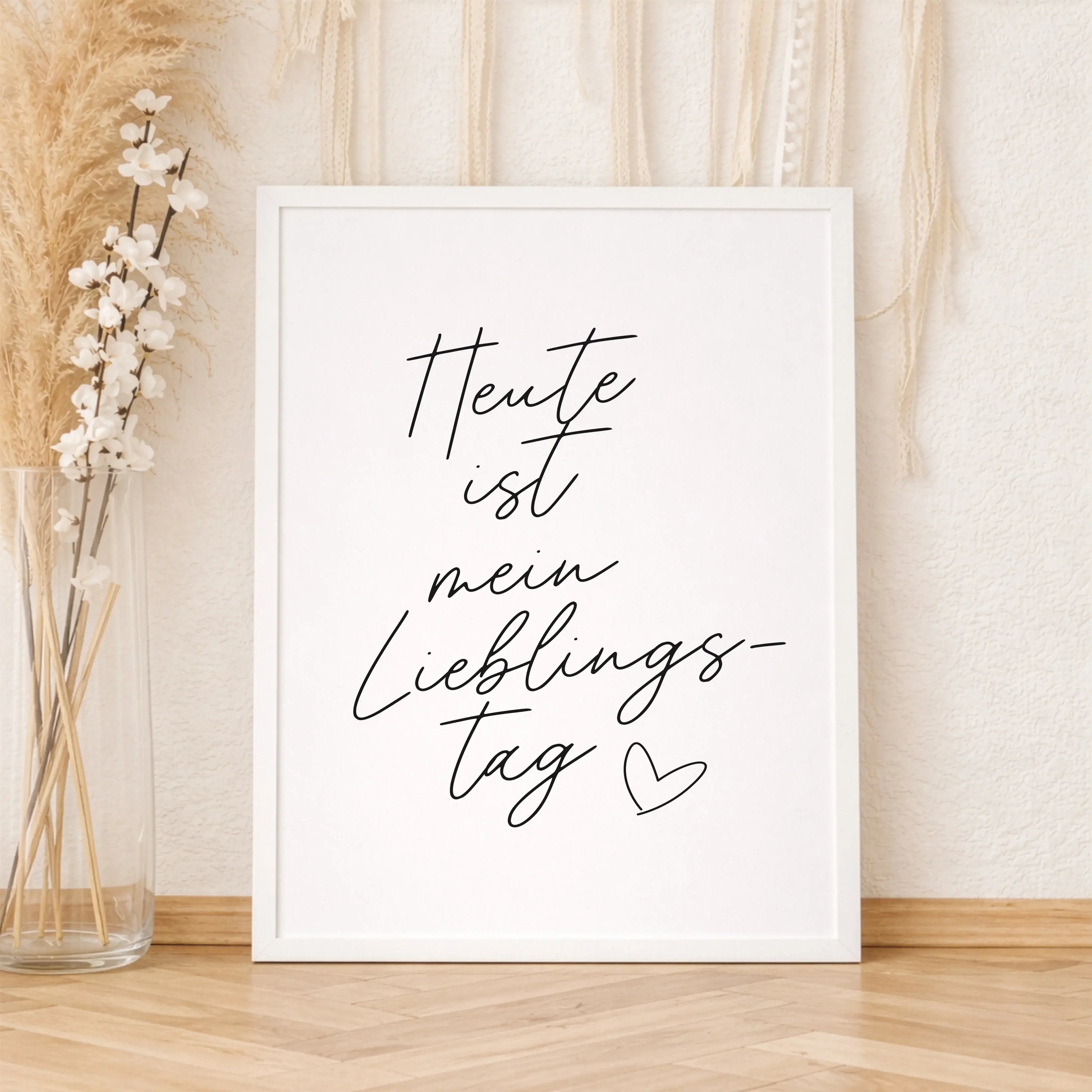 Motivationsposter 'Lieblingstag'-Poster-famprints-Das Motivationsposter Lieblingstag erinnert dich jeden Morgen daran, den Tag bewusst zu begrüßen. Mit dem handgeschriebenen Schriftzug Heute ist mein Lieblingstag setzt dieses Typografie Poster einen klare