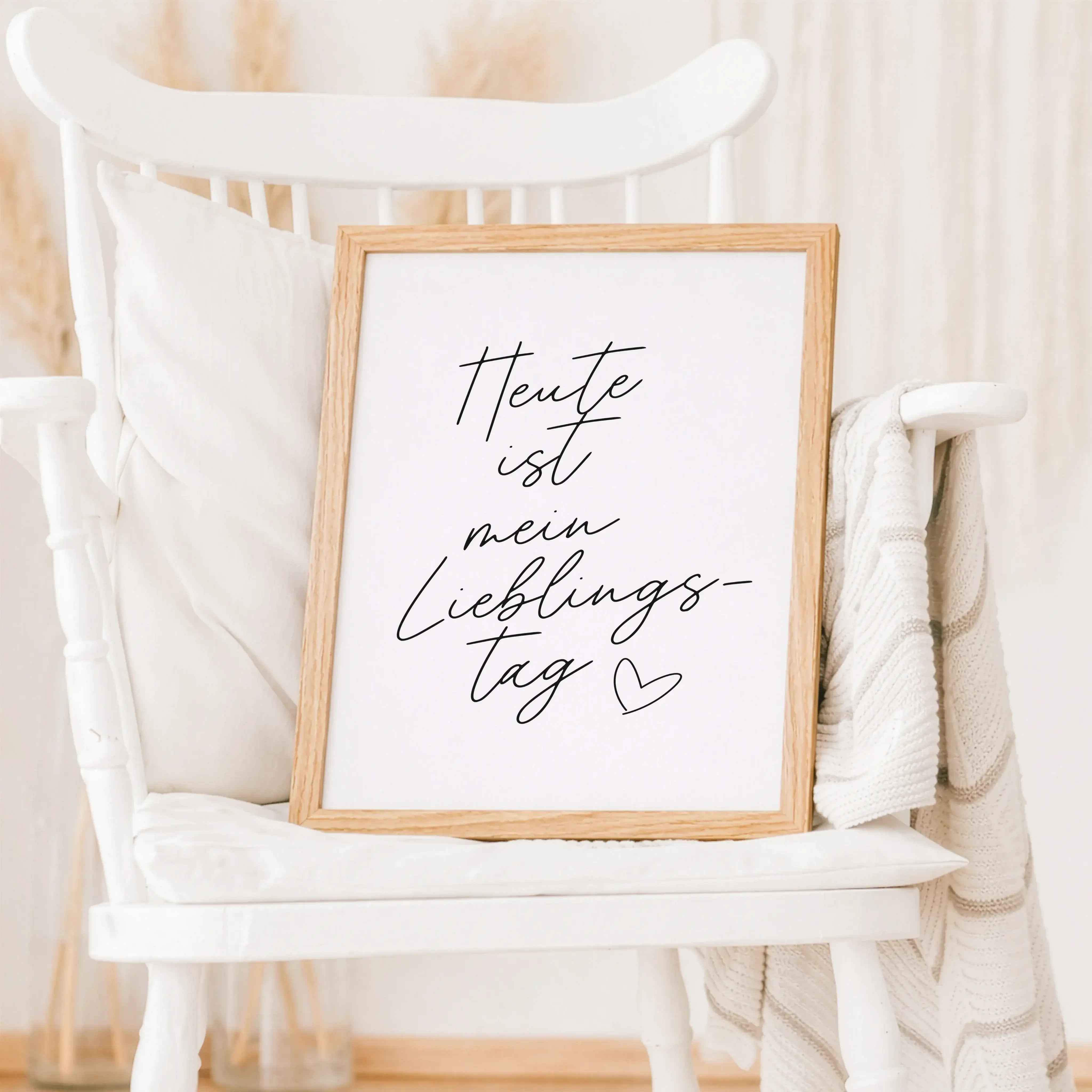 Motivationsposter 'Lieblingstag'-Poster-famprints-Das Motivationsposter Lieblingstag erinnert dich jeden Morgen daran, den Tag bewusst zu begrüßen. Mit dem handgeschriebenen Schriftzug Heute ist mein Lieblingstag setzt dieses Typografie Poster einen klare