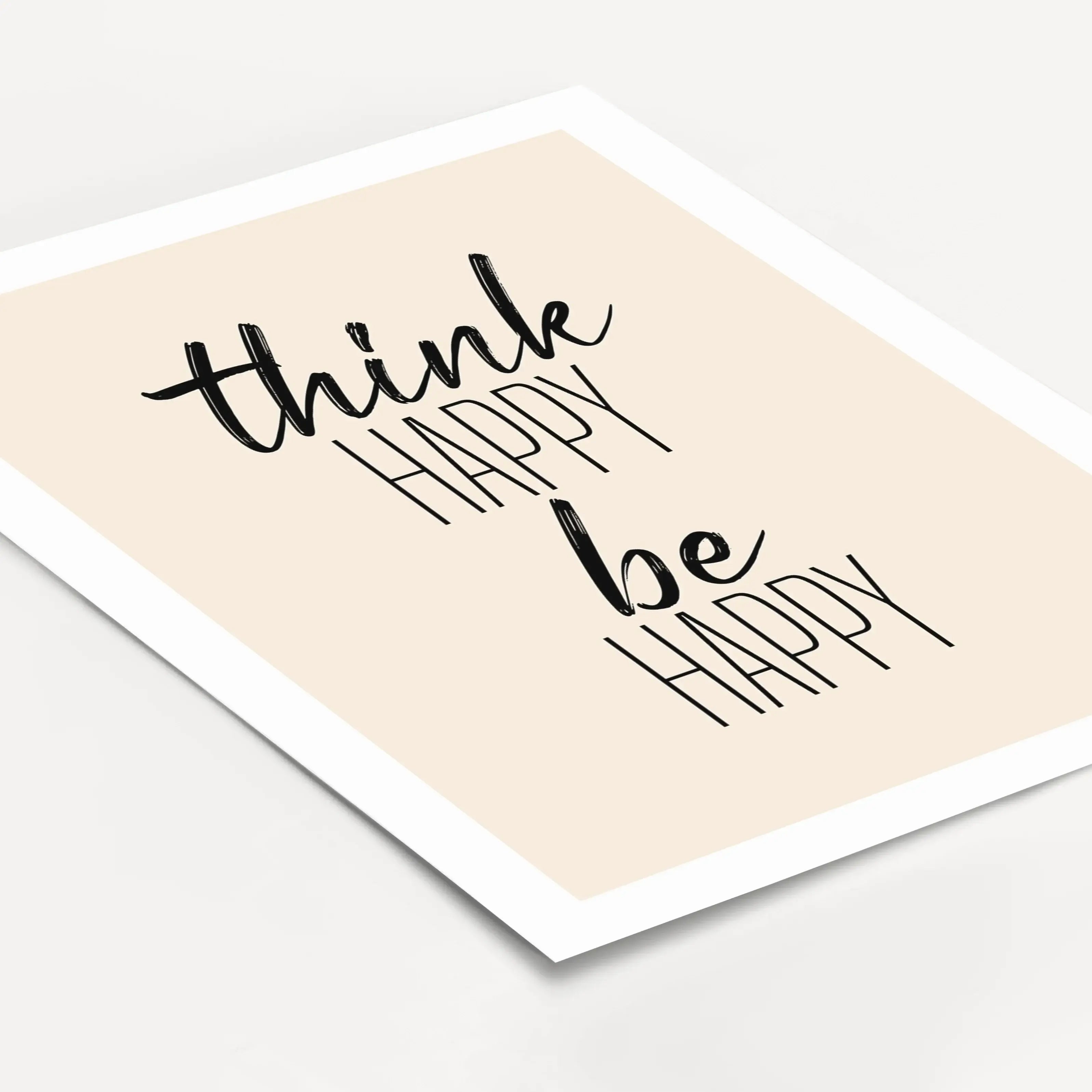 be happy Poster-Poster-famprints-Das be happy Poster von famprints ist mehr als nur Wanddekoration – es ist ein klares Statement für eine positive Haltung im Alltag. Mit seinem reduzierten Design und der zeitlosen Botschaft fügt sich das Motiv harmonisch