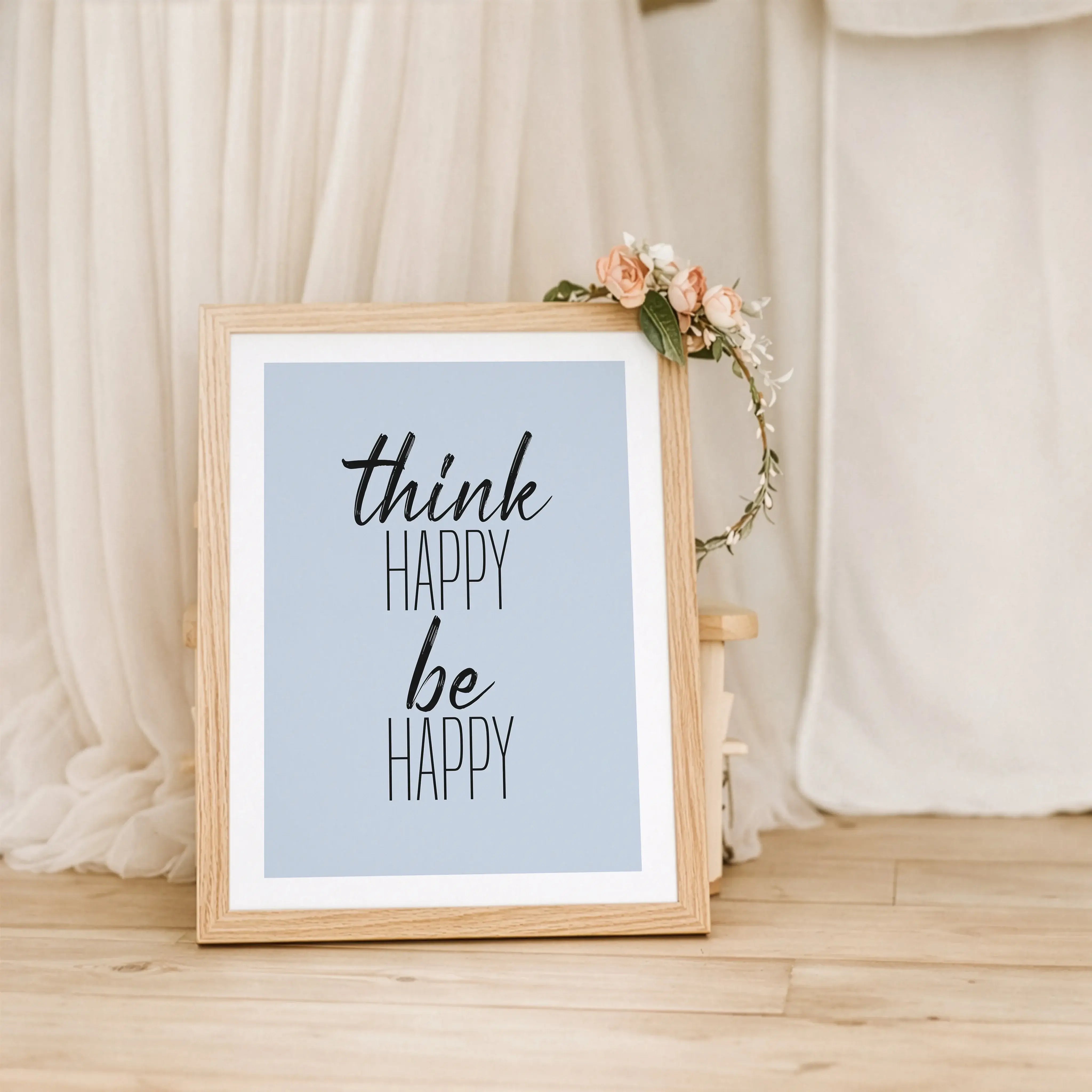 be happy Poster-Poster-famprints-Das be happy Poster von famprints ist mehr als nur Wanddekoration – es ist ein klares Statement für eine positive Haltung im Alltag. Mit seinem reduzierten Design und der zeitlosen Botschaft fügt sich das Motiv harmonisch