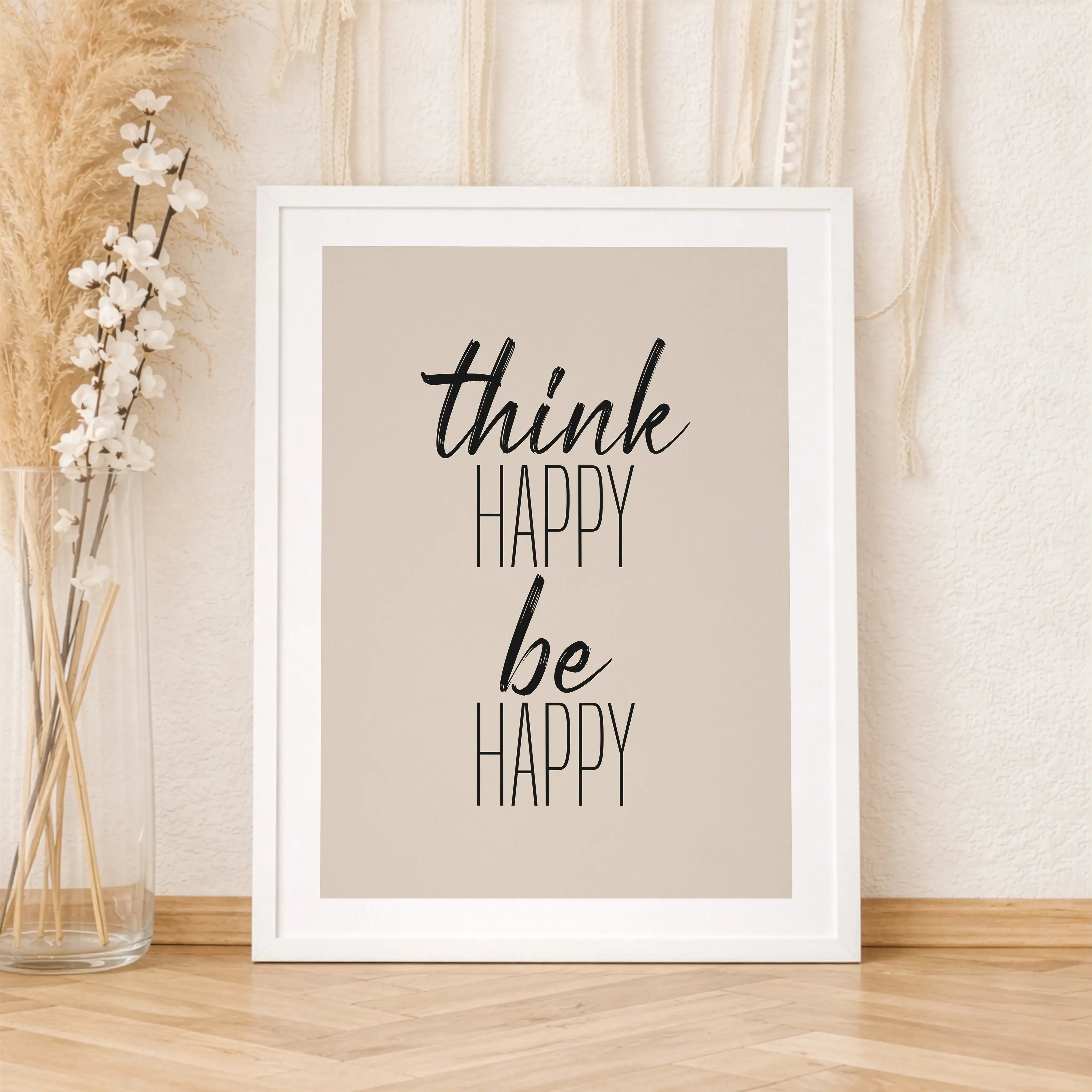 be happy Poster-Poster-famprints-Das be happy Poster von famprints ist mehr als nur Wanddekoration – es ist ein klares Statement für eine positive Haltung im Alltag. Mit seinem reduzierten Design und der zeitlosen Botschaft fügt sich das Motiv harmonisch
