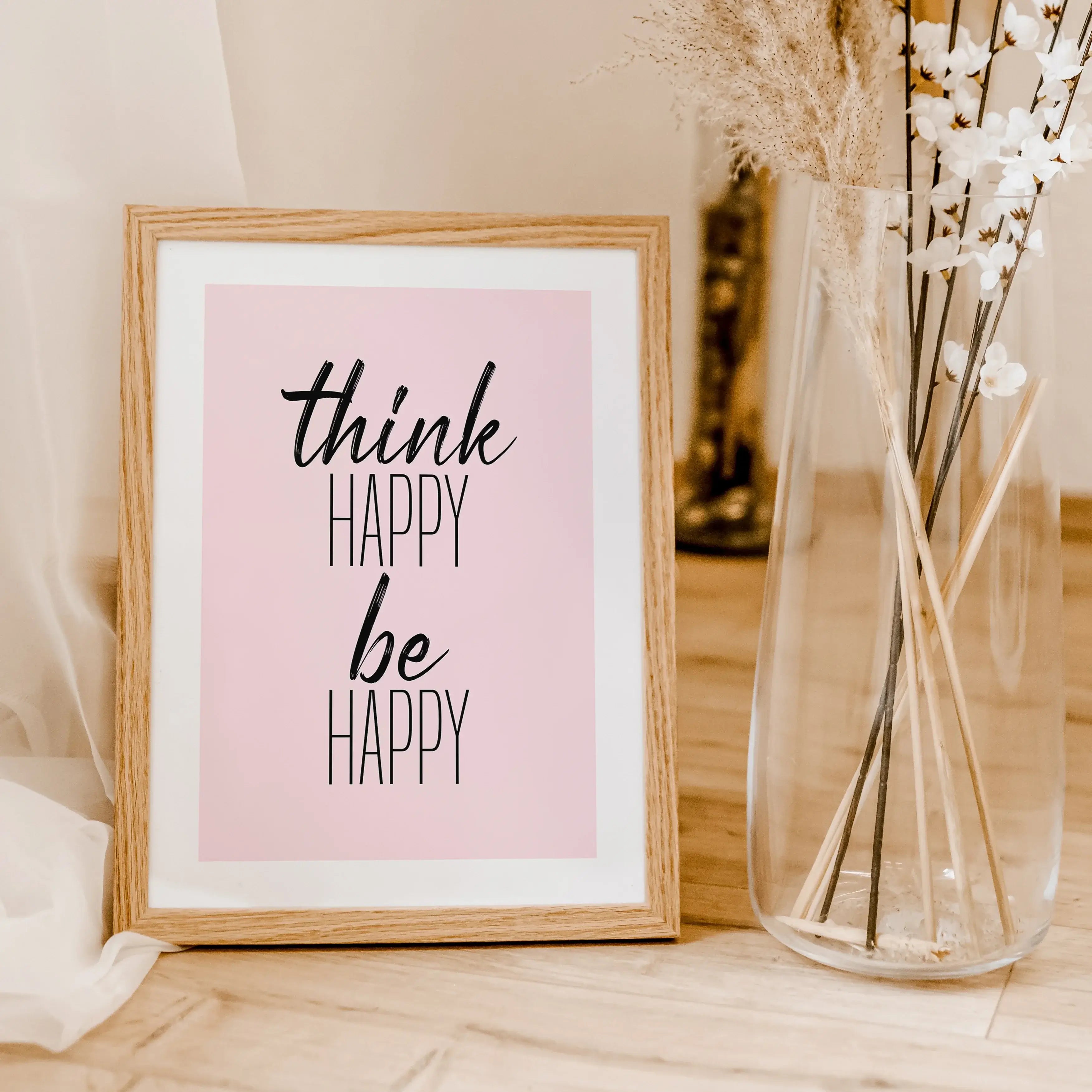 be happy Poster-famprints-Poster-Verschönere jeden Raum in deinem Zuhause oder Büro mit unserem be happy Poster! Dieses stilvolle schwarz-weiß Poster zeigt den Spruch "Think Happy, Be Happy", der dich daran erinnert, eine positive Einstellung zu bewahren.