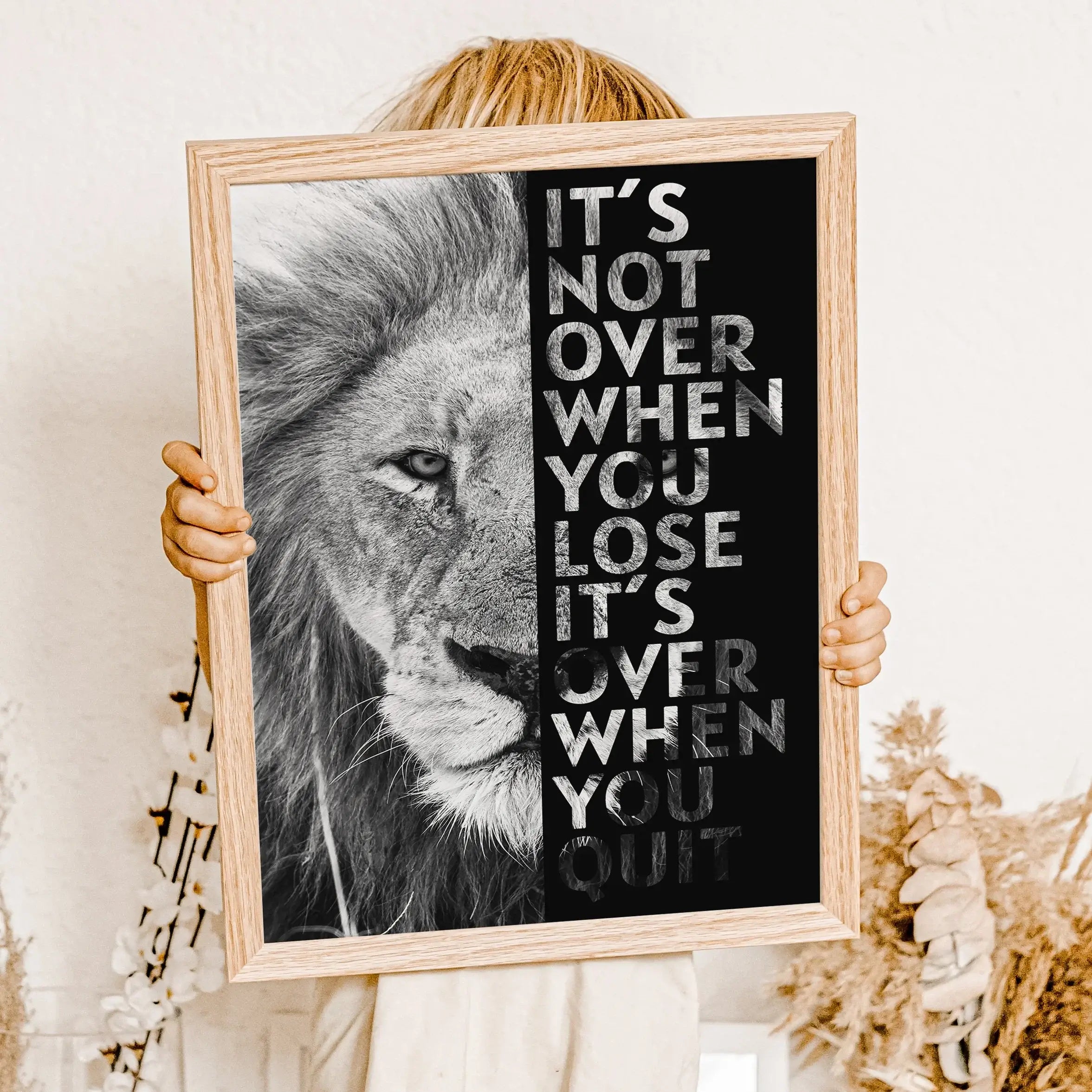 Motivation Poster 'Löwe'-famprints-Poster-Auf dem Motivation Poster 'Löwe' findest du das Foto von einem starken Löwen. Darüber befindet sich wahlweise in den Farbvarianten weiß oder schwarz der Schriftzug ' It's not over when you lose - It's over when yo