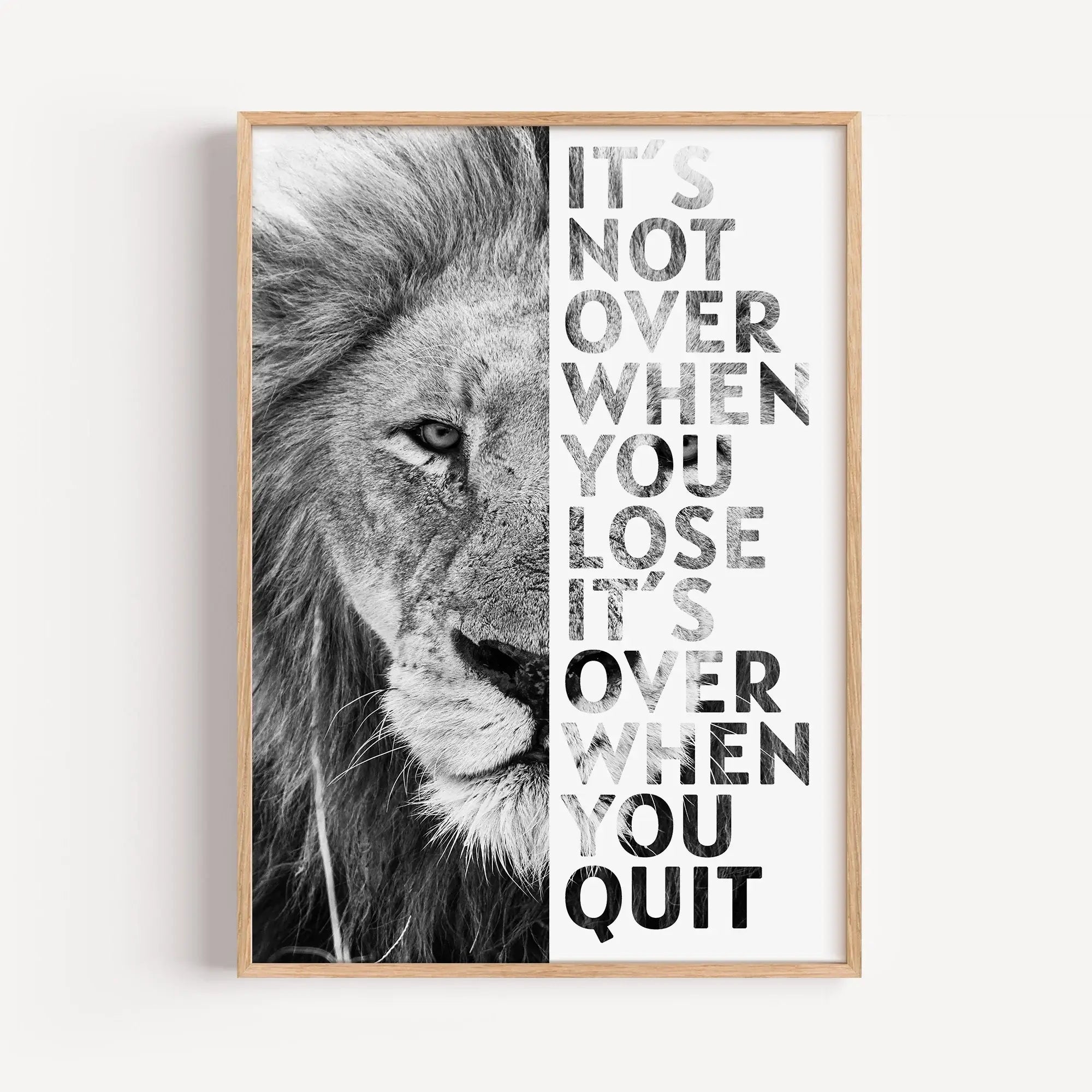 Motivation Poster Löwe-Poster-famprints-Das Motivation Poster Löwe steht für innere Stärke, Durchhaltevermögen und den Mut, den eigenen Weg zu gehen. Das ausdrucksstarke Löwenmotiv erinnert dich jeden Tag daran, nicht stehen zu bleiben, auch wenn es herau
