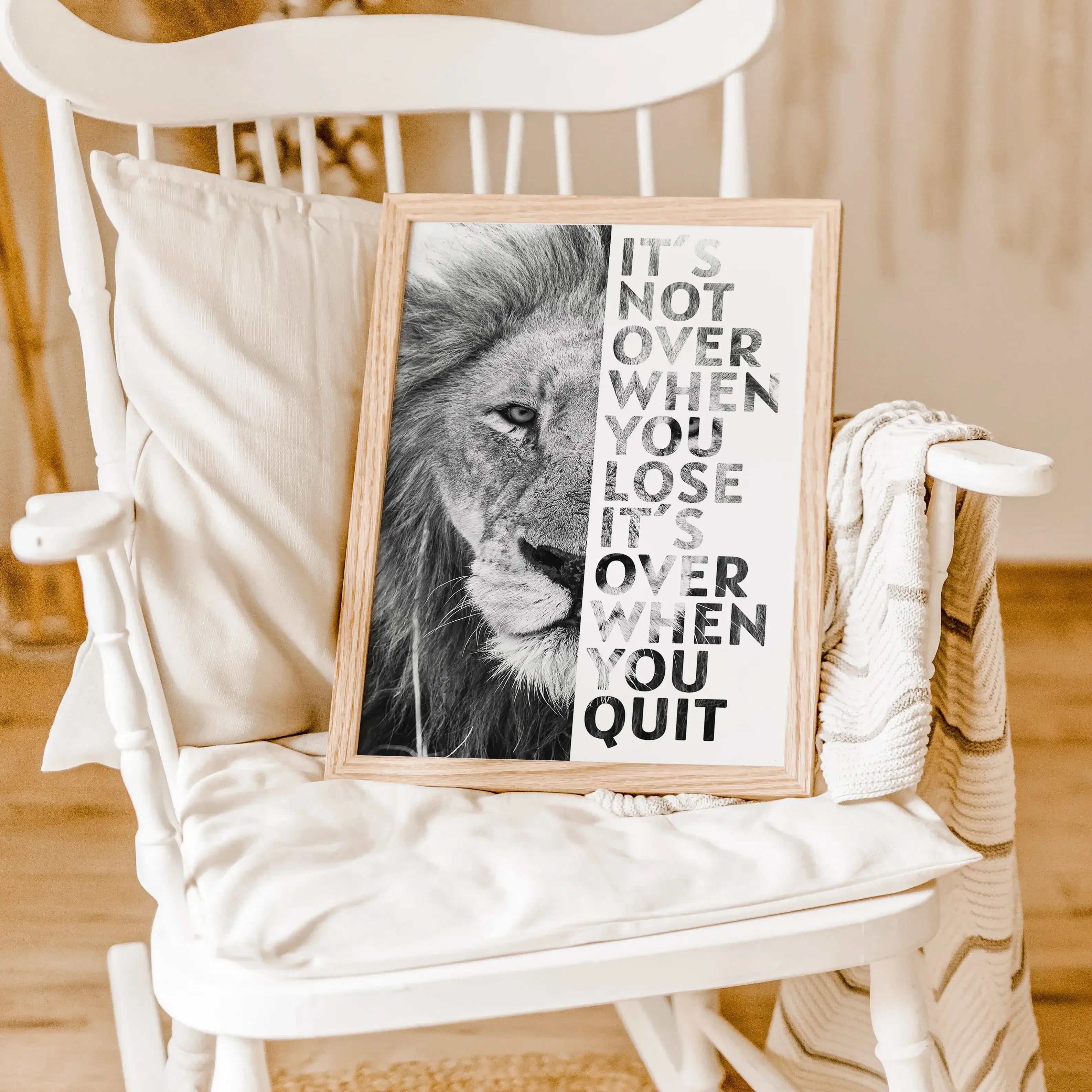 Motivation Poster 'Löwe'-famprints-Poster-Auf dem Motivation Poster 'Löwe' findest du das Foto von einem starken Löwen. Darüber befindet sich wahlweise in den Farbvarianten weiß oder schwarz der Schriftzug ' It's not over when you lose - It's over when yo