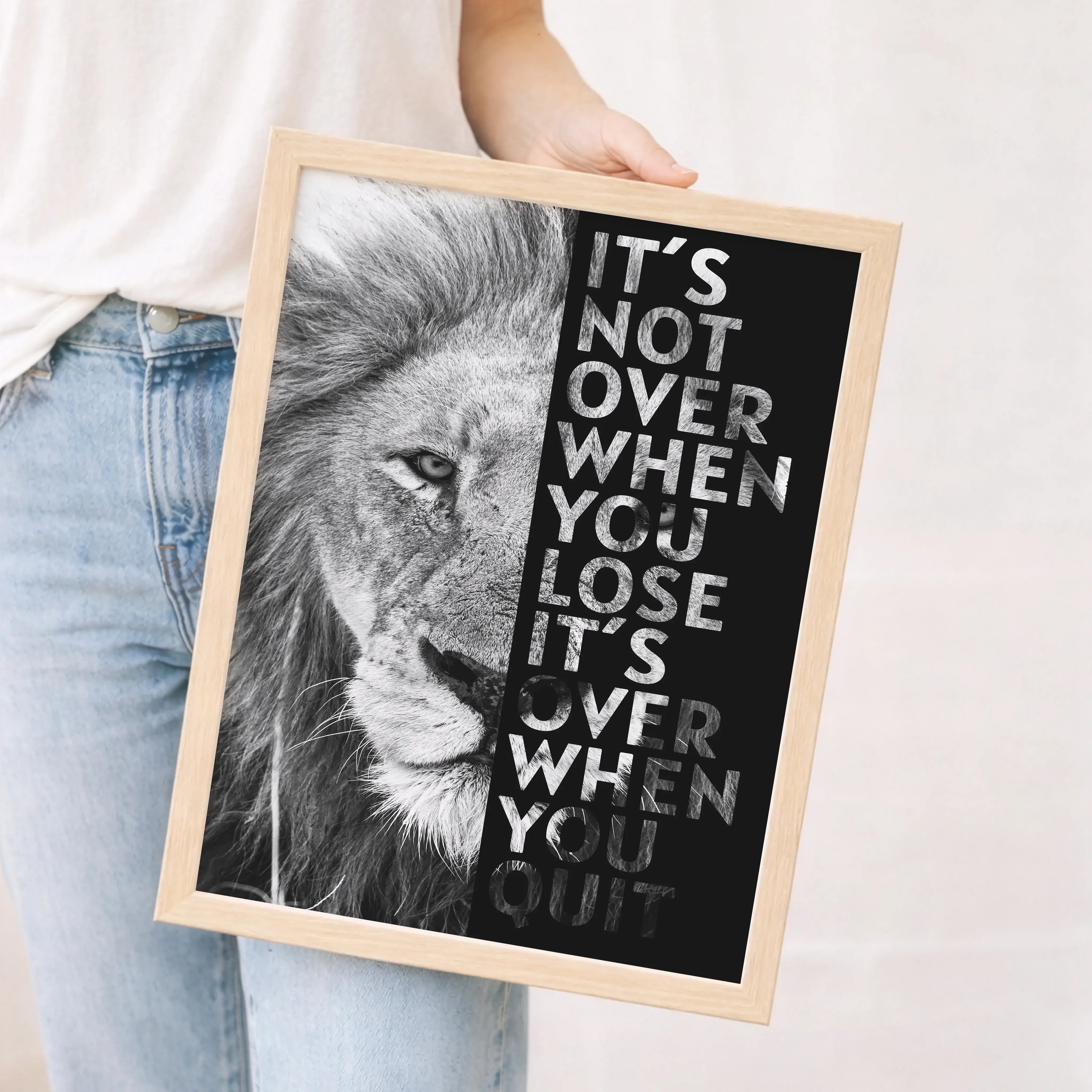 Motivation Poster Löwe-Poster-famprints-Das Motivation Poster Löwe steht für innere Stärke, Durchhaltevermögen und den Mut, den eigenen Weg zu gehen. Das ausdrucksstarke Löwenmotiv erinnert dich jeden Tag daran, nicht stehen zu bleiben, auch wenn es herau