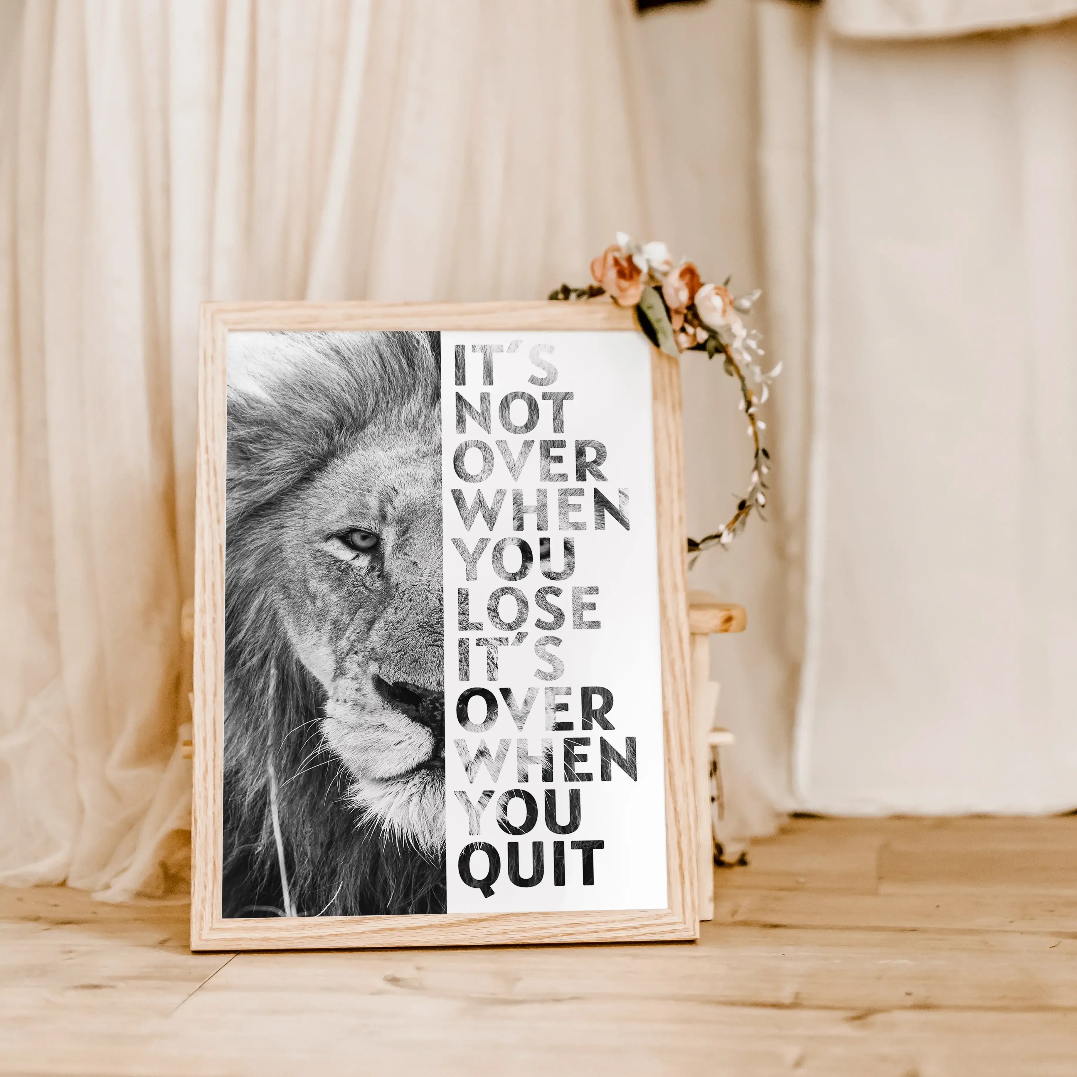Motivation Poster 'Löwe'-famprints-Poster-Auf dem Motivation Poster 'Löwe' findest du das Foto von einem starken Löwen. Darüber befindet sich wahlweise in den Farbvarianten weiß oder schwarz der Schriftzug ' It's not over when you lose - It's over when yo