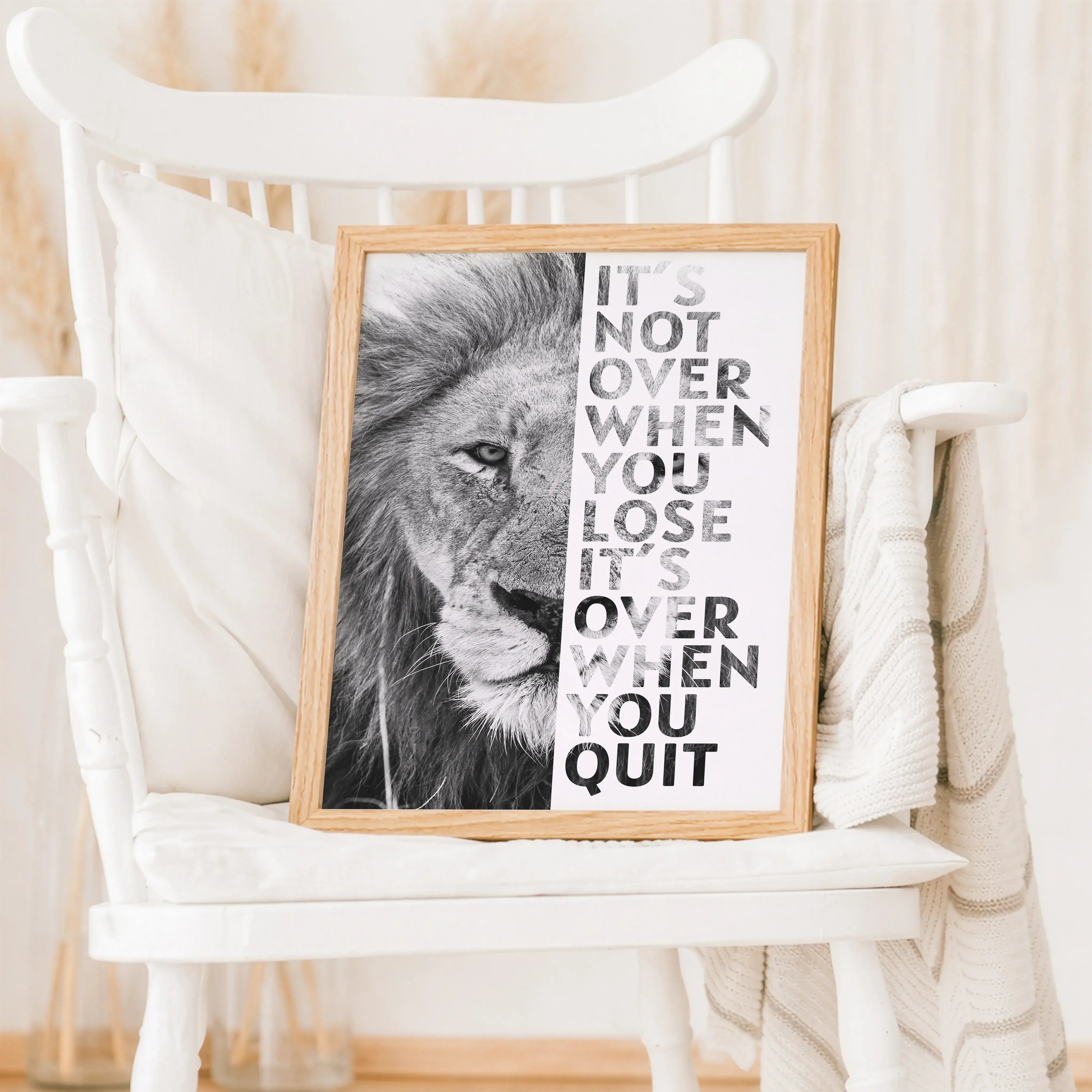 Motivation Poster Löwe-Poster-famprints-Das Motivation Poster Löwe steht für innere Stärke, Durchhaltevermögen und den Mut, den eigenen Weg zu gehen. Das ausdrucksstarke Löwenmotiv erinnert dich jeden Tag daran, nicht stehen zu bleiben, auch wenn es herau