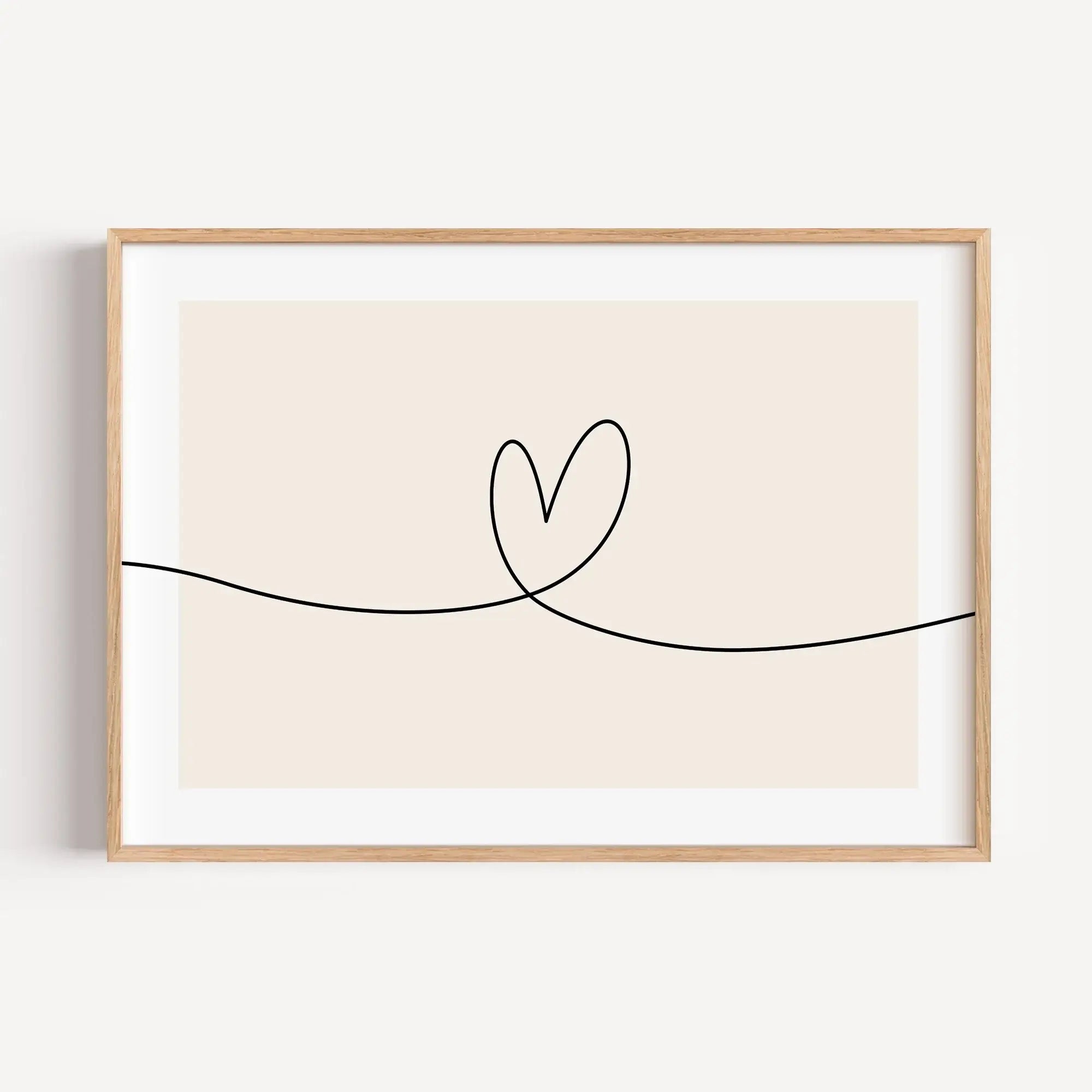 Herzlinie Poster No2-Poster-famprints-Auf dem Herzlinie Poster befindet sich die schwarze Line Art Kontur eines Herzens auf weißem Hintergrund. Die schwarze Kontur Linie beginnt am linken Poster Rand, zeigt in der Mitte die Herz Kontur und endet am rechte