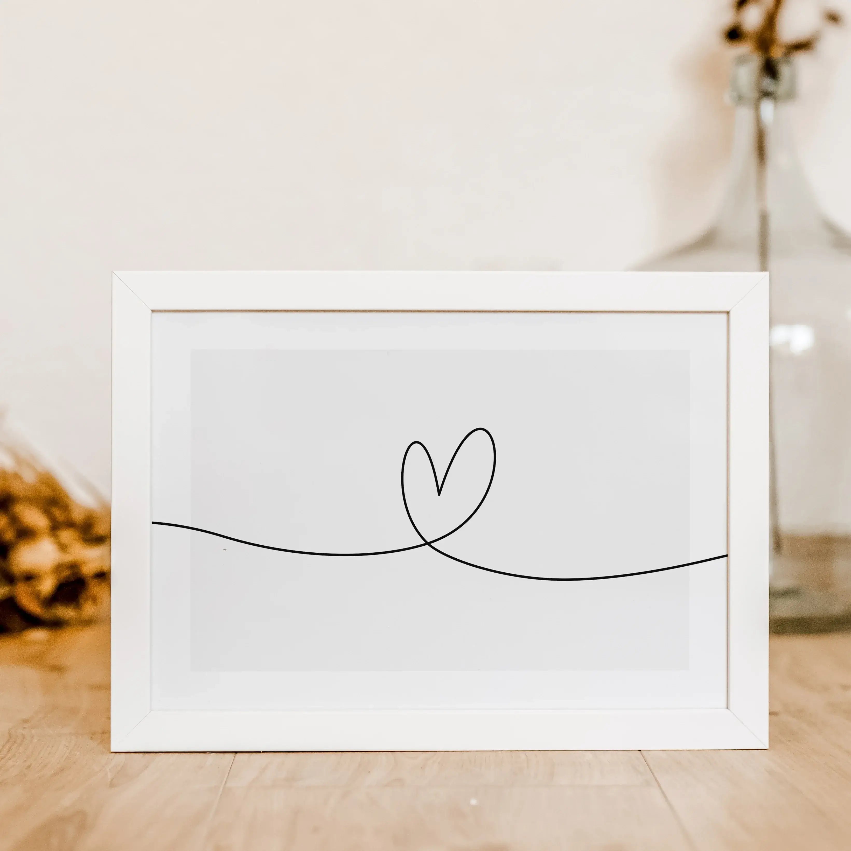 Herzlinie Poster No2-Poster-famprints-Auf dem Herzlinie Poster befindet sich die schwarze Line Art Kontur eines Herzens auf weißem Hintergrund. Die schwarze Kontur Linie beginnt am linken Poster Rand, zeigt in der Mitte die Herz Kontur und endet am rechte