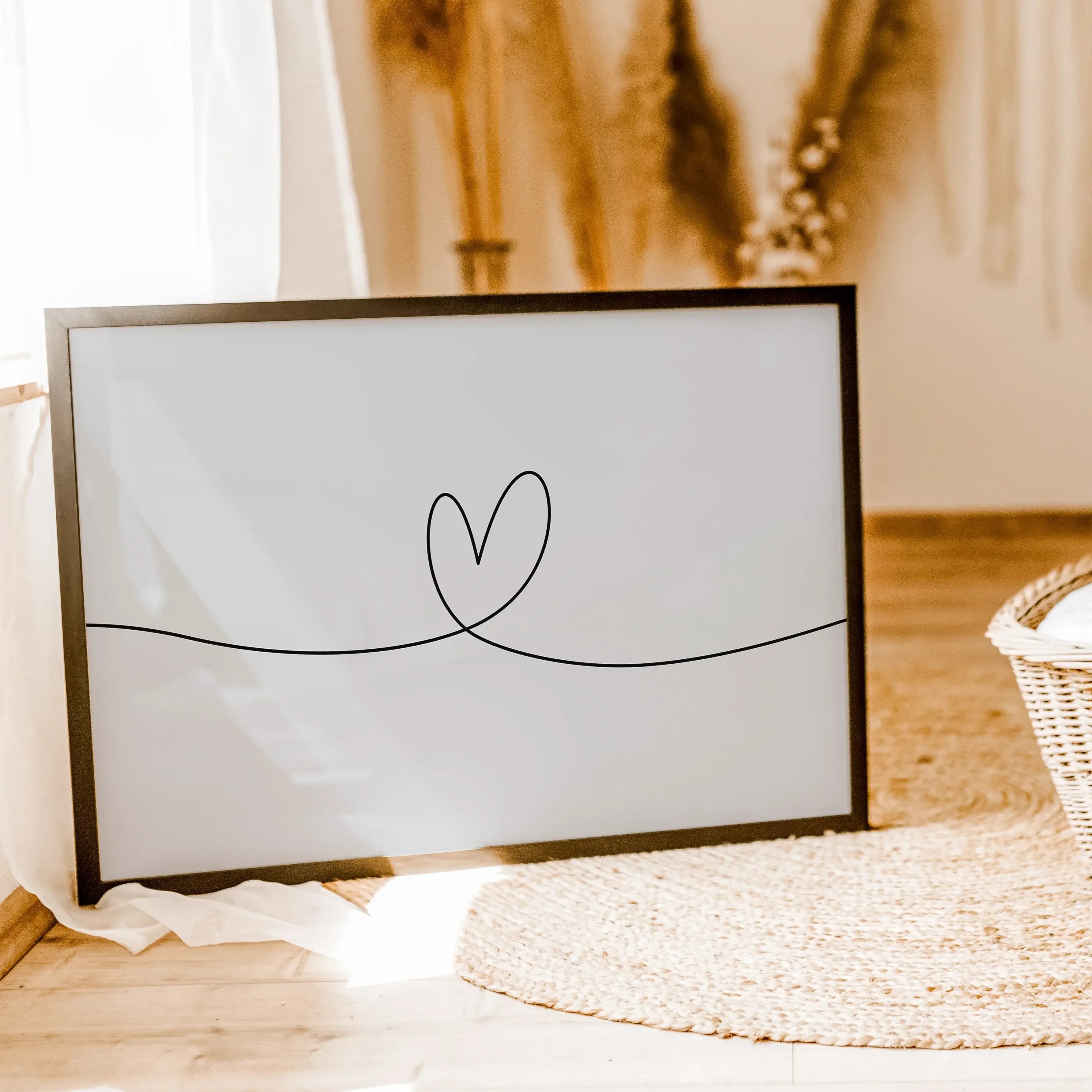 Herzlinie Poster No2-Poster-famprints-Auf dem Herzlinie Poster befindet sich die schwarze Line Art Kontur eines Herzens auf weißem Hintergrund. Die schwarze Kontur Linie beginnt am linken Poster Rand, zeigt in der Mitte die Herz Kontur und endet am rechte