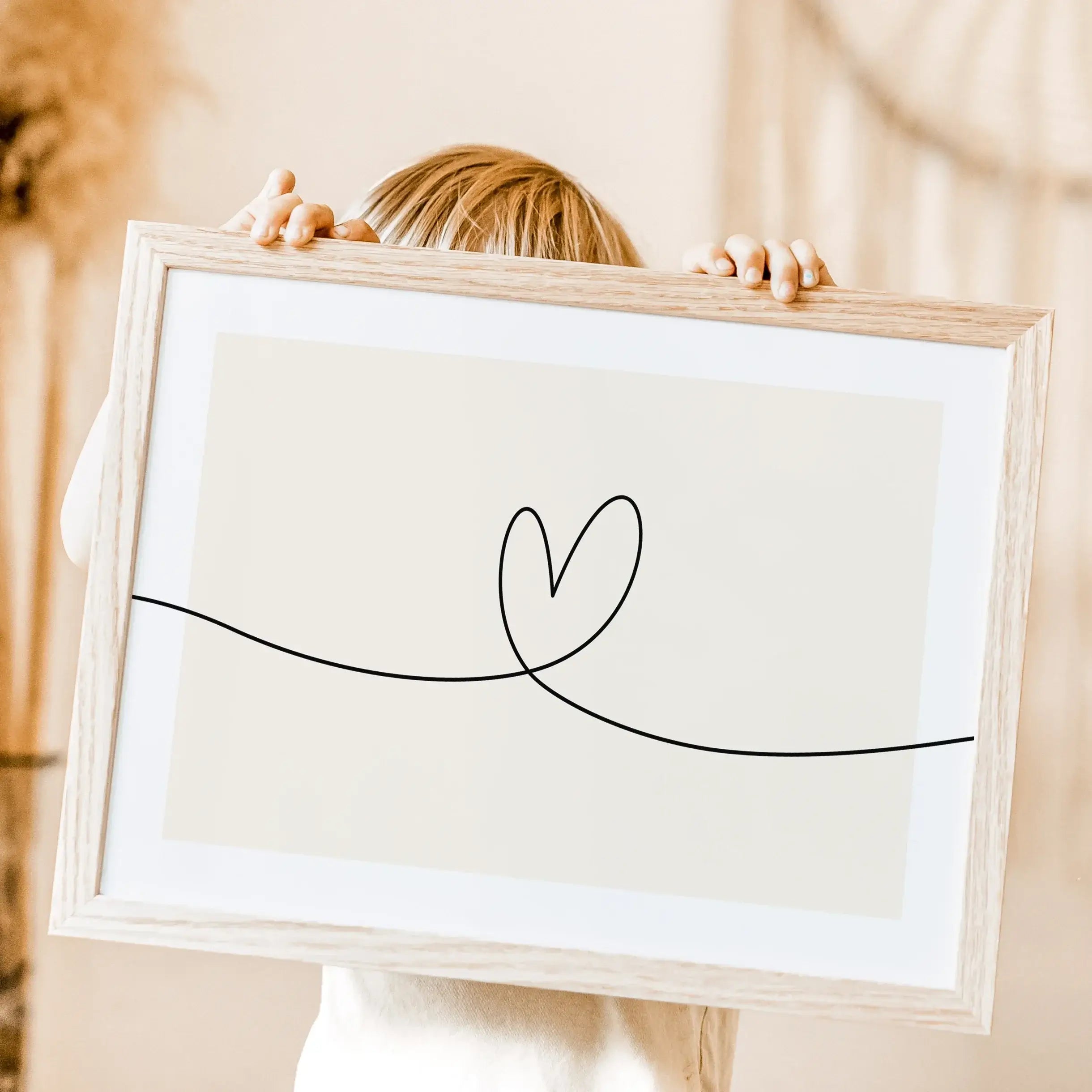 Herzlinie Poster No2-Poster-famprints-Auf dem Herzlinie Poster befindet sich die schwarze Line Art Kontur eines Herzens auf weißem Hintergrund. Die schwarze Kontur Linie beginnt am linken Poster Rand, zeigt in der Mitte die Herz Kontur und endet am rechte