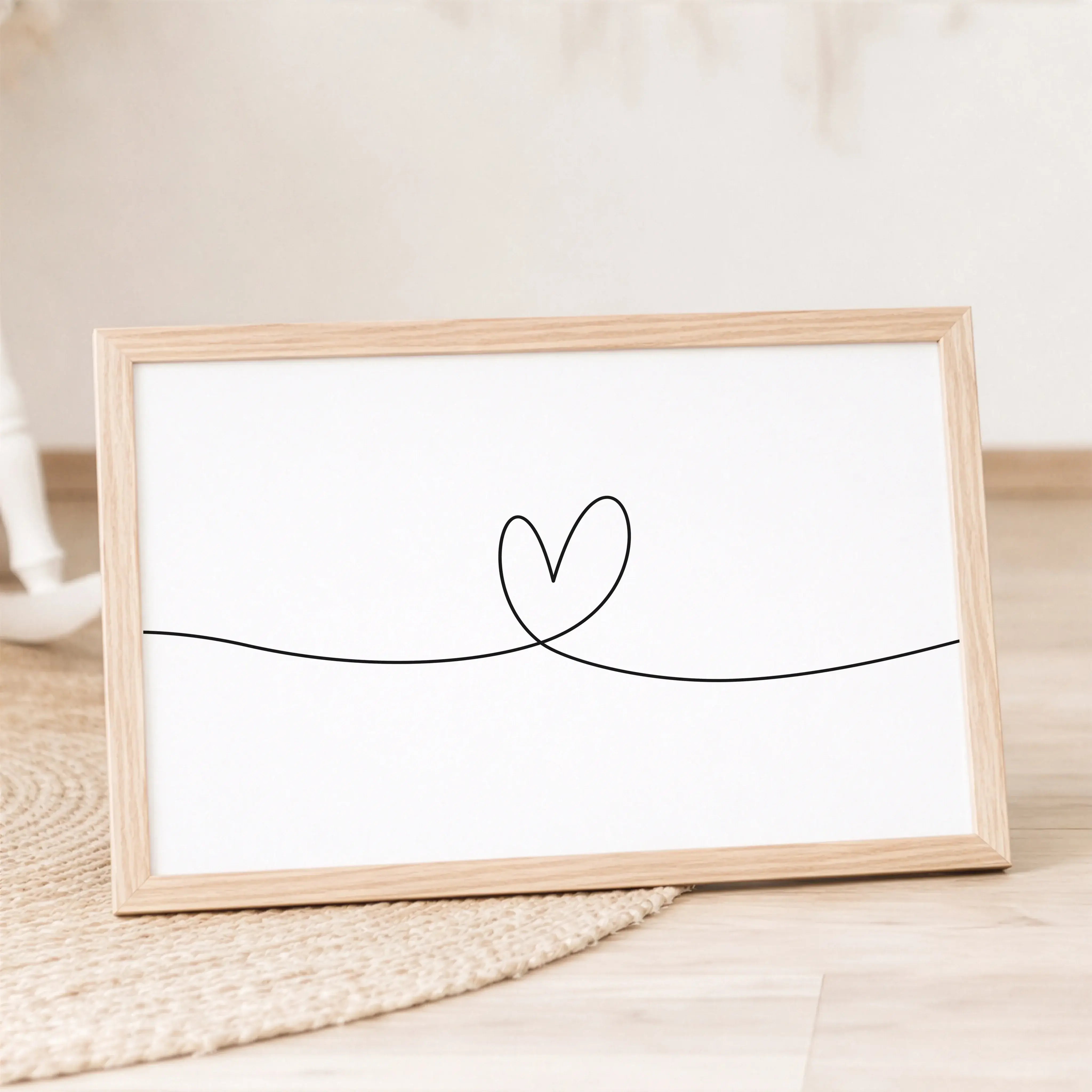 Herzlinie Poster No2-Poster-famprints-Das Herzlinie Poster No2 ist ein modernes Line Art Poster mit klarer Linienführung. Eine schwarze, durchgehende Linie verläuft von links nach rechts über das gesamte Motiv und formt in der Mitte eine schlichte Herzkon