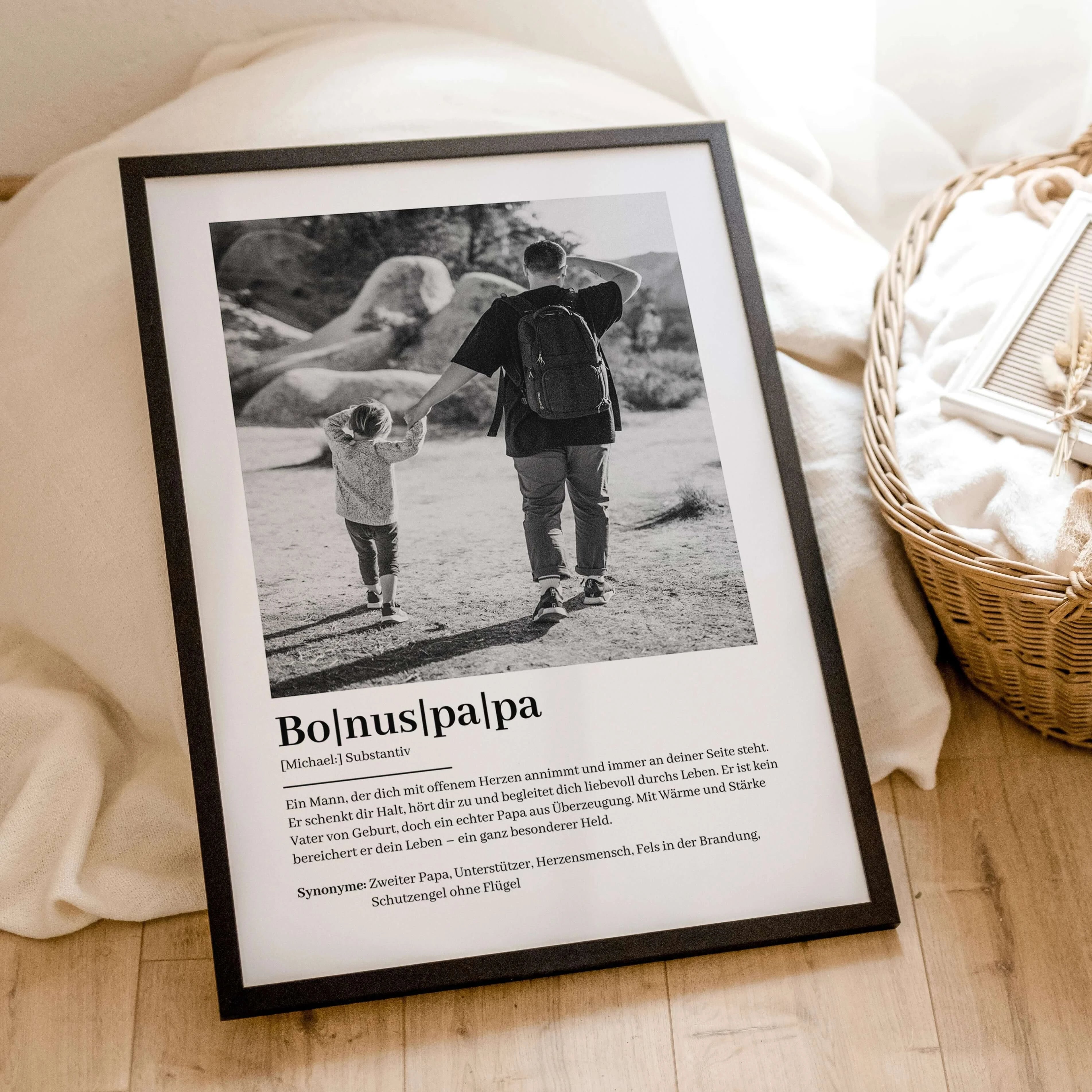 Bonuspapa Definition Poster mit Foto-famprints-Personalisiertes Poster-Suchst du ein einzigartiges Geschenk für deinen Bonuspapa? Unser Bonuspapa Definition Poster mit Foto ist eine liebevolle Art, deinem Bonuspapa zu zeigen, wie besonders er für dich ist