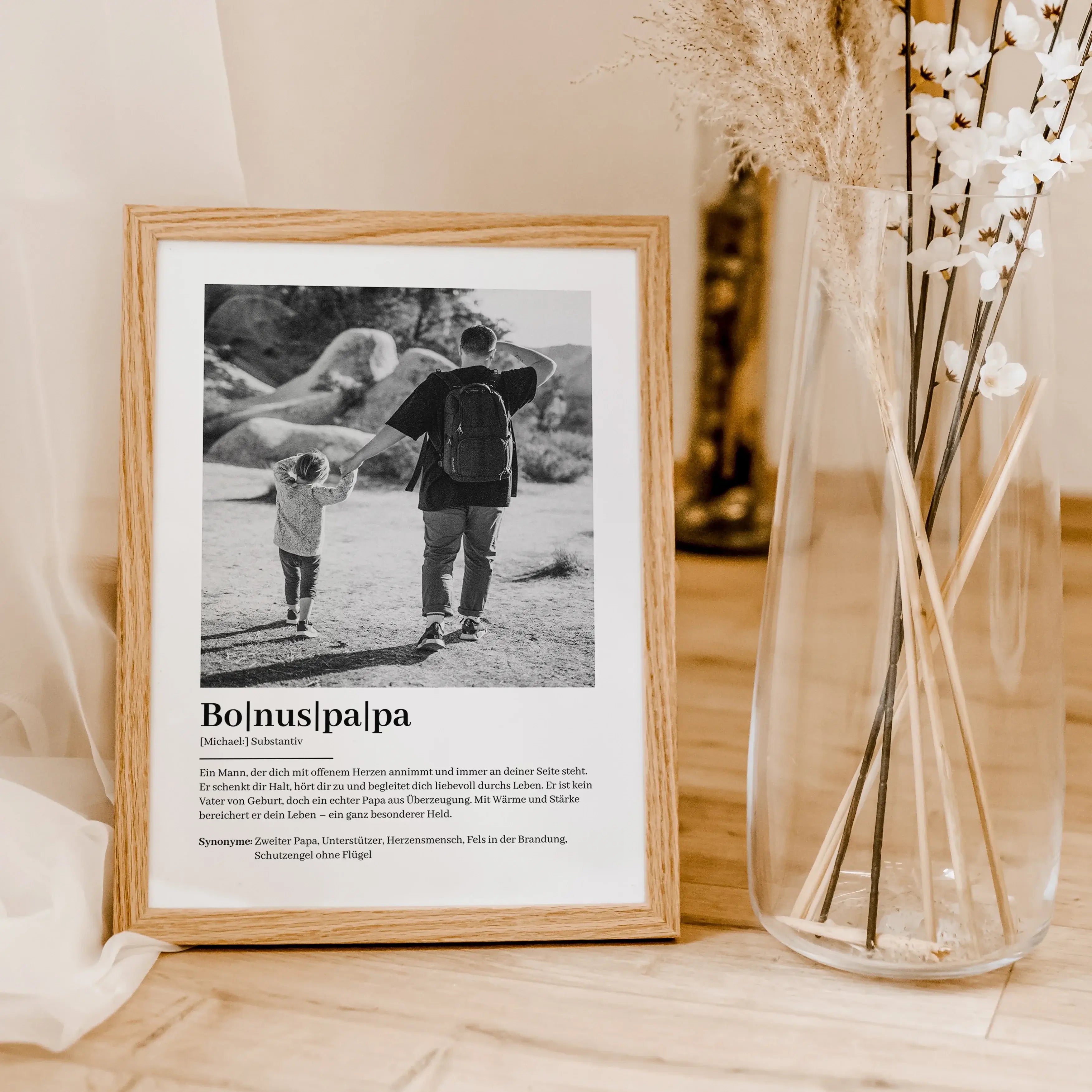 Bonuspapa Definition Poster mit Foto-famprints-Personalisiertes Poster-Suchst du ein einzigartiges Geschenk für deinen Bonuspapa? Unser Bonuspapa Definition Poster mit Foto ist eine liebevolle Art, deinem Bonuspapa zu zeigen, wie besonders er für dich ist