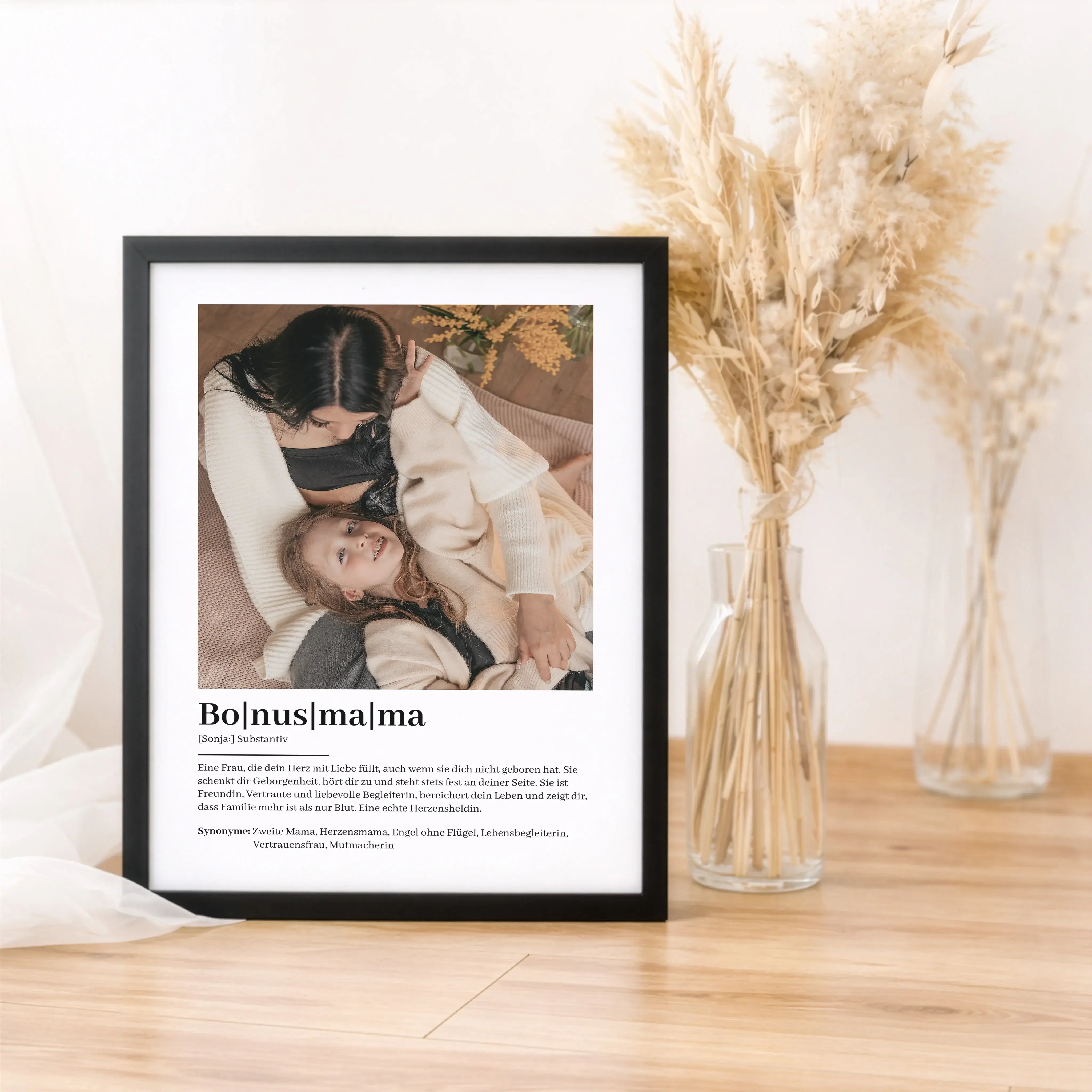 Bonusmama Definition Poster mit Foto-Personalisiertes Poster-famprints-Das Bonusmama Definition Poster mit Foto von famprints ist ein persönliches Geschenk für eine Frau, die im Alltag eine besondere Rolle spielt. Als liebevoll gestaltetes Wandbild verbin