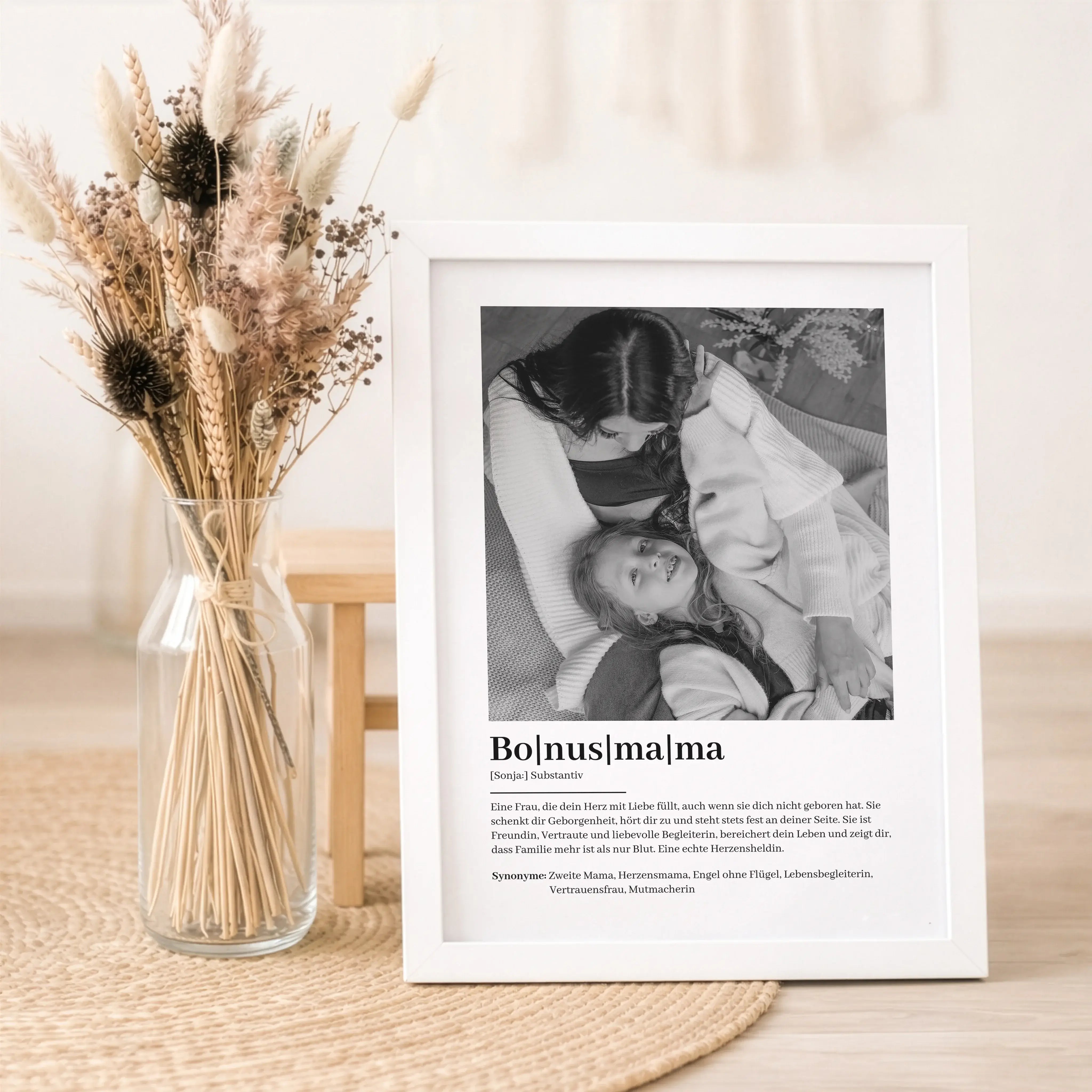 Bonusmama Definition Poster mit Foto-Personalisiertes Poster-famprints-Das Bonusmama Definition Poster mit Foto von famprints ist ein persönliches Geschenk für eine Frau, die im Alltag eine besondere Rolle spielt. Als liebevoll gestaltetes Wandbild verbin