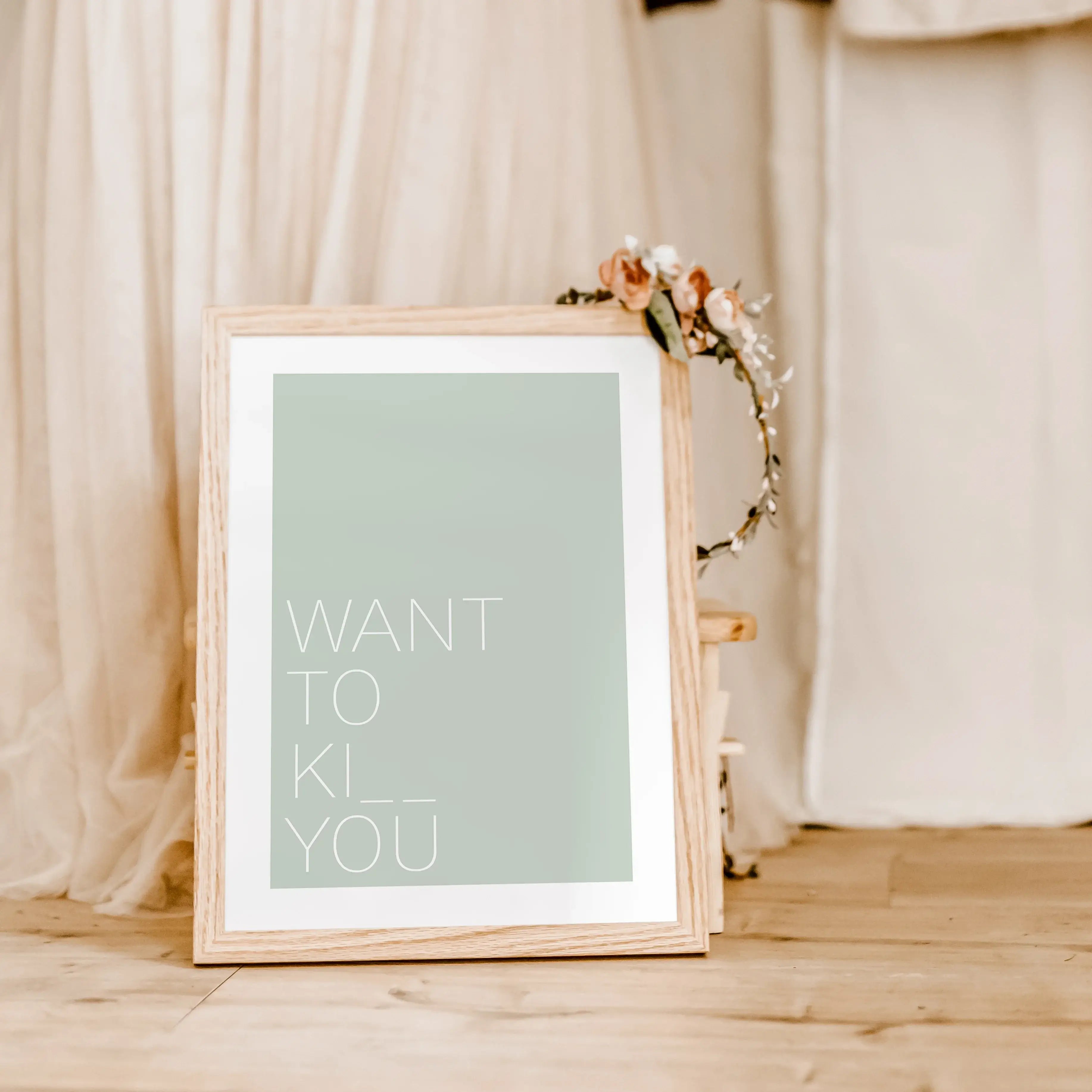 Poster 'Want to kiss'-famprints-Poster-Auf dem Poster Liebe 'Want to kiss' findest du den Schriftzug 'Want to kiss' - In manchen Situationen könnte man seinem Liebsten aber den Hals umdrehen, daher findest du für die Buchstaben S die beiden Platzhalter. D