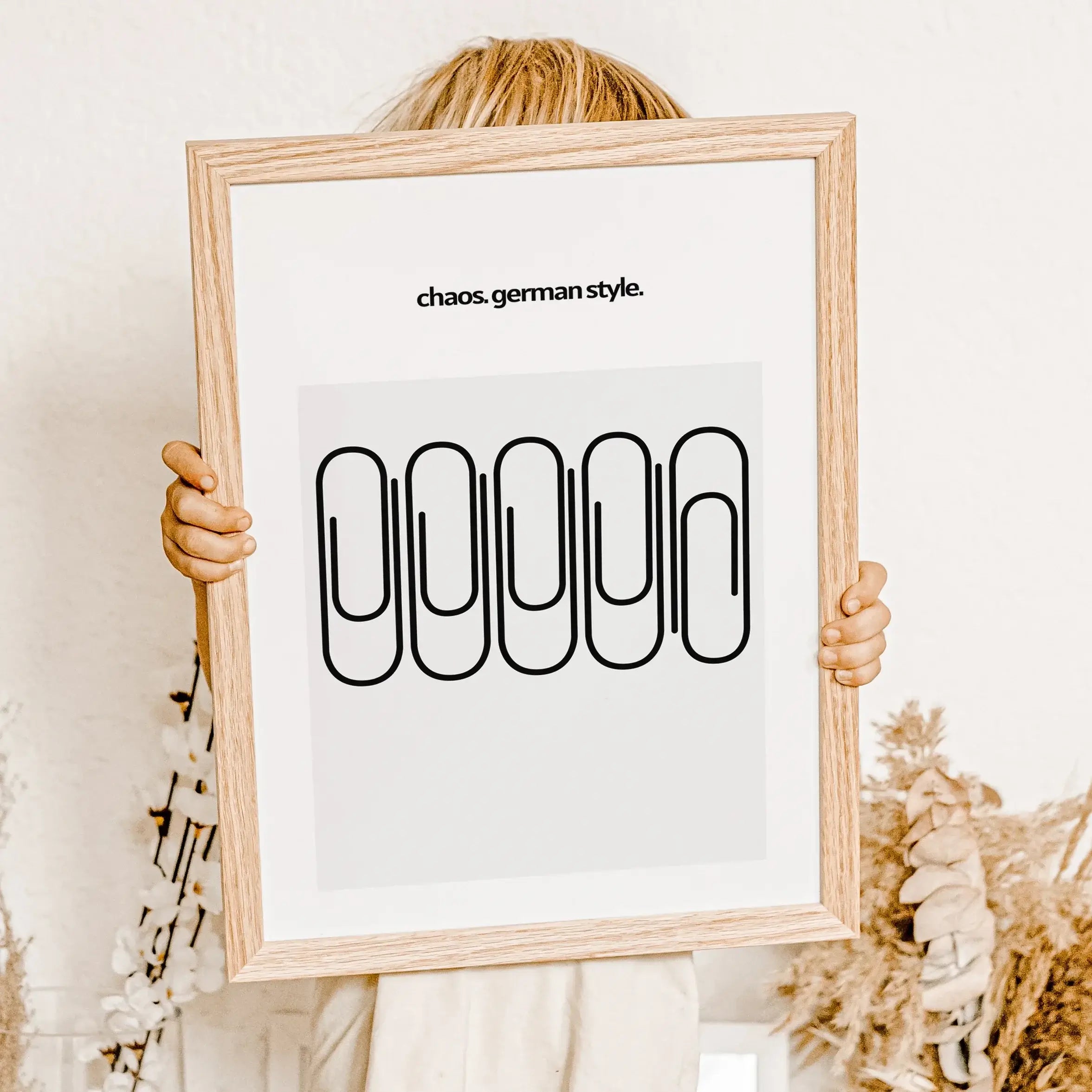 Chaos German Style Poster-famprints-Poster-Das 'Chaos German Style' Poster beschreibt die typische deutsche Unordnung! Auf dem Poster findest du 5 Büroklammern. Eine der Büroklammer zeigt nicht in die gleiche Richtung wie die Anderen. Somit ist das Chaos