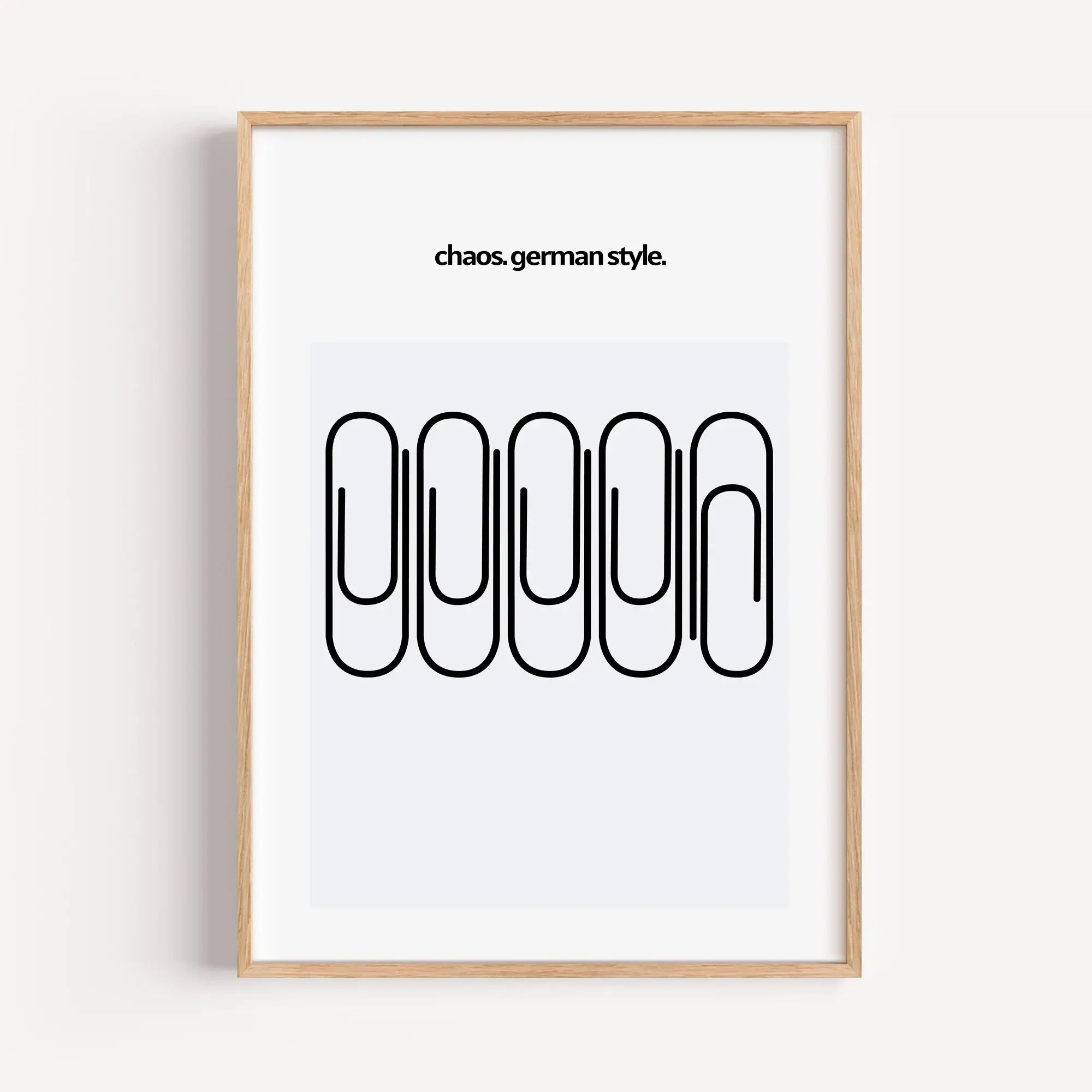 Chaos German Style Poster-Poster-famprints-Das Chaos German Style Poster bringt trockenen Humor, klares Design und ein Augenzwinkern an deine Wand. Fünf Büroklammern, sauber angeordnet – und doch ist eine anders. Genau dieses kleine Detail macht den Witz