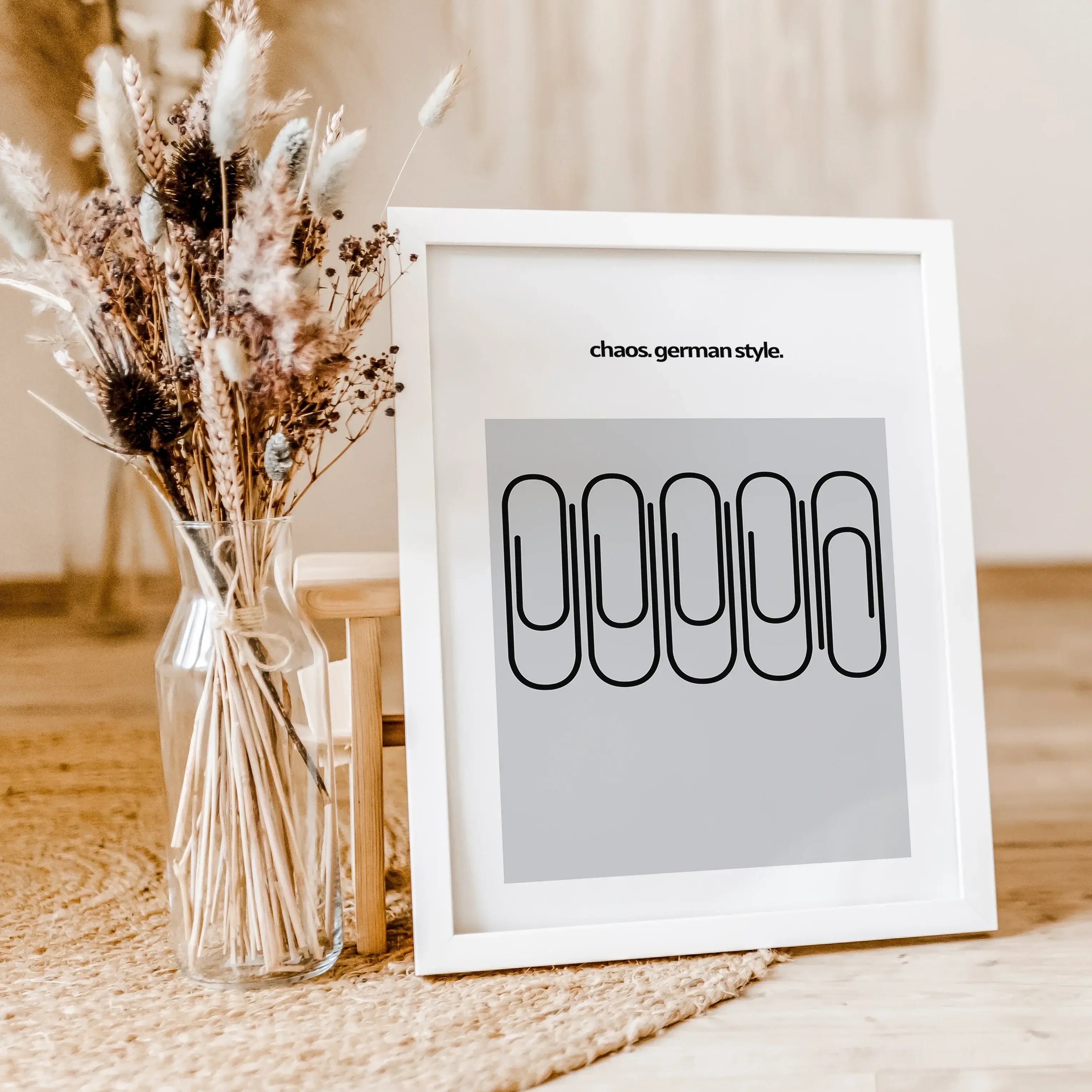 Chaos German Style Poster-famprints-Poster-Das 'Chaos German Style' Poster beschreibt die typische deutsche Unordnung! Auf dem Poster findest du 5 Büroklammern. Eine der Büroklammer zeigt nicht in die gleiche Richtung wie die Anderen. Somit ist das Chaos