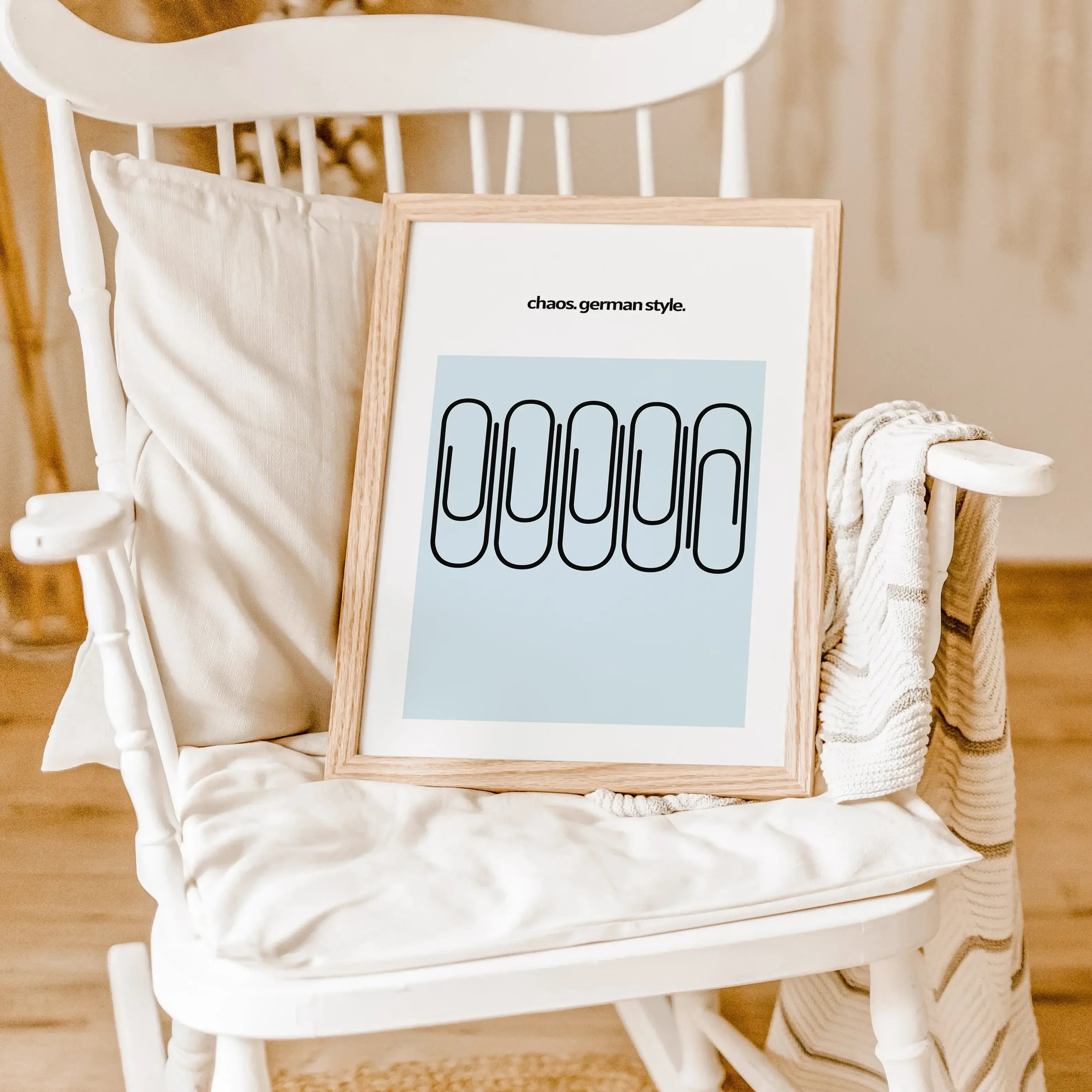 Chaos German Style Poster-famprints-Poster-Das 'Chaos German Style' Poster beschreibt die typische deutsche Unordnung! Auf dem Poster findest du 5 Büroklammern. Eine der Büroklammer zeigt nicht in die gleiche Richtung wie die Anderen. Somit ist das Chaos