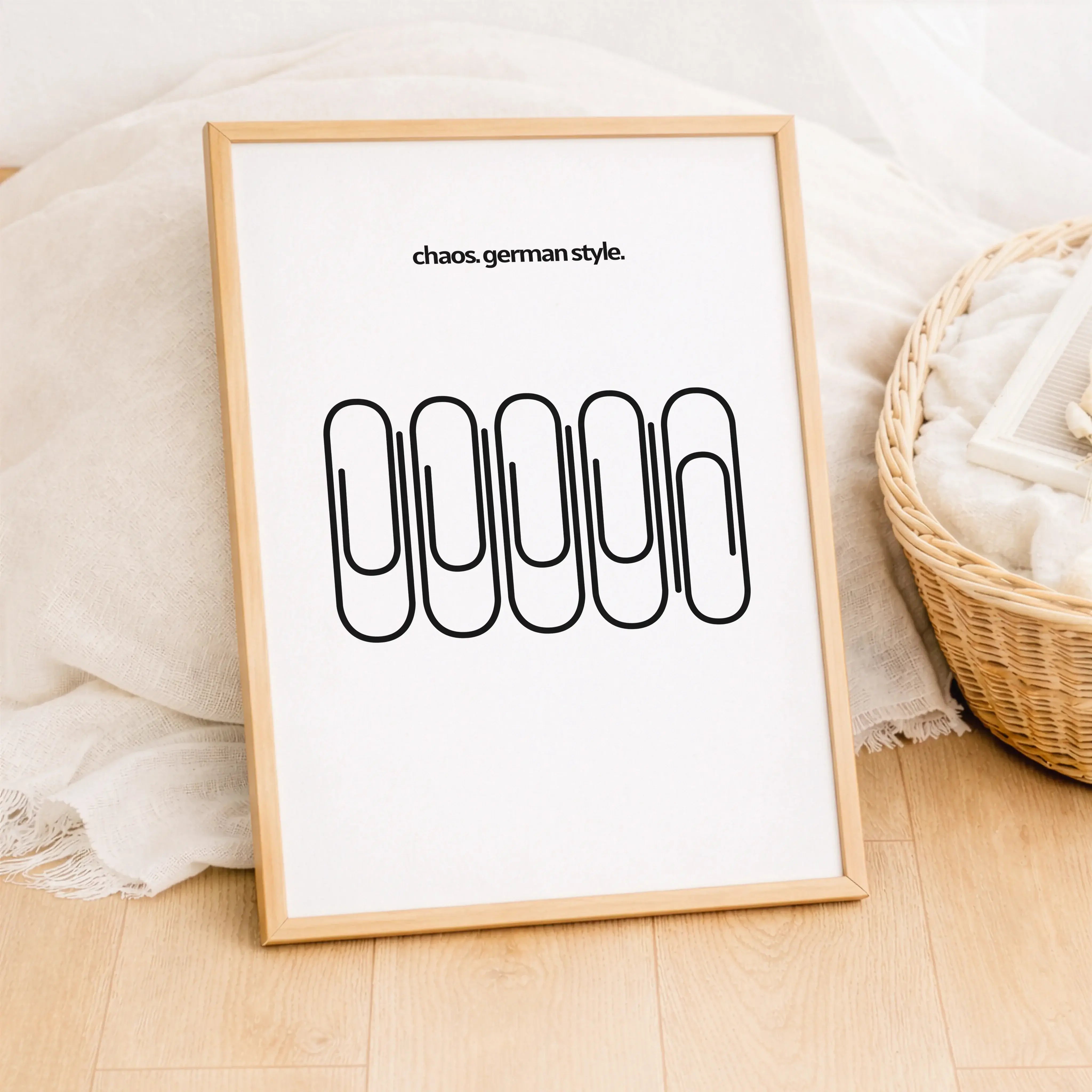 Chaos German Style Poster-Poster-famprints-Das Chaos German Style Poster bringt trockenen Humor, klares Design und ein Augenzwinkern an deine Wand. Fünf Büroklammern, sauber angeordnet – und doch ist eine anders. Genau dieses kleine Detail macht den Witz