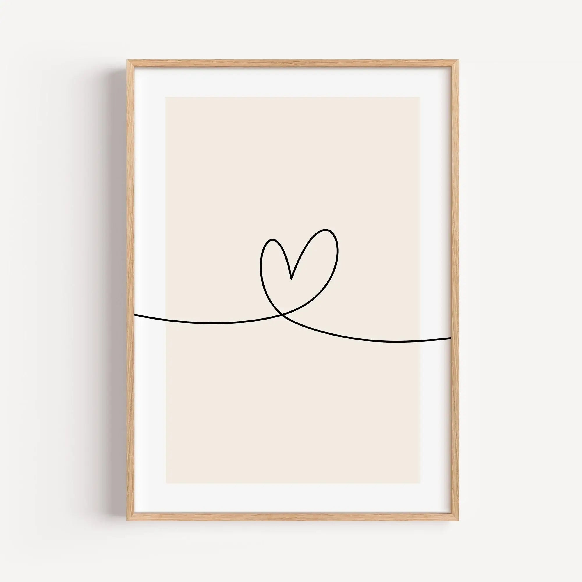 Herzlinie Poster No1-famprints-Poster-Auf dem Herzlinie Poster befindet sich die schwarze Line Art Kontur eines Herzens auf weißem Hintergrund. Die schwarze Kontur Linie beginnt am linken Poster Rand, zeigt in der Mitte die Herz Kontur und endet am rechte