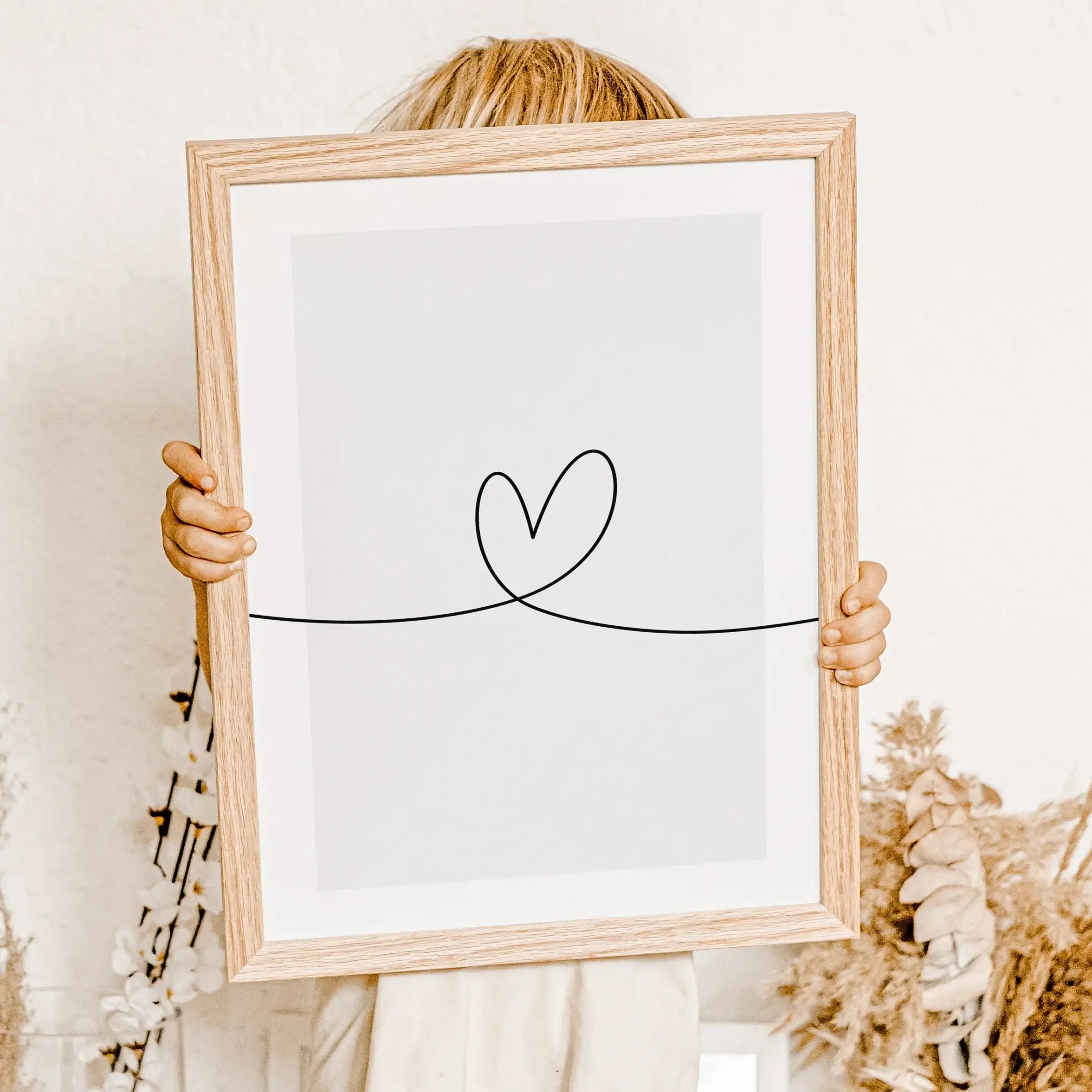 Herzlinie Poster No1-famprints-Poster-Auf dem Herzlinie Poster befindet sich die schwarze Line Art Kontur eines Herzens auf weißem Hintergrund. Die schwarze Kontur Linie beginnt am linken Poster Rand, zeigt in der Mitte die Herz Kontur und endet am rechte