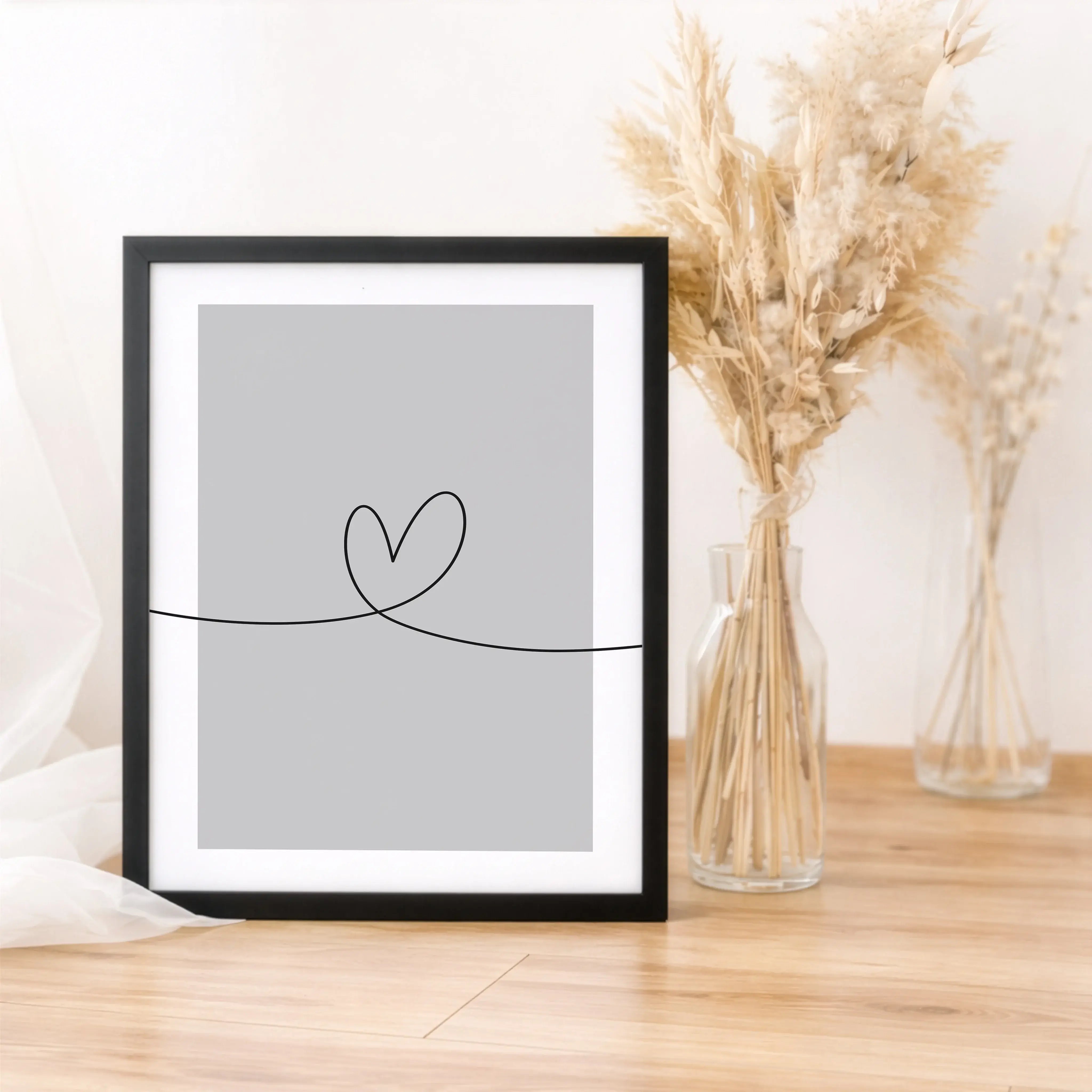 Herzlinie Poster No1-Poster-famprints-Das Herzlinie Poster No1 von famprints ist ein modernes Wandbild für alle, die klare Formen und echte Gefühle lieben. Die feine Herzlinie zieht sich als ruhige Line Art über das gesamte Poster und verbindet Minimalism