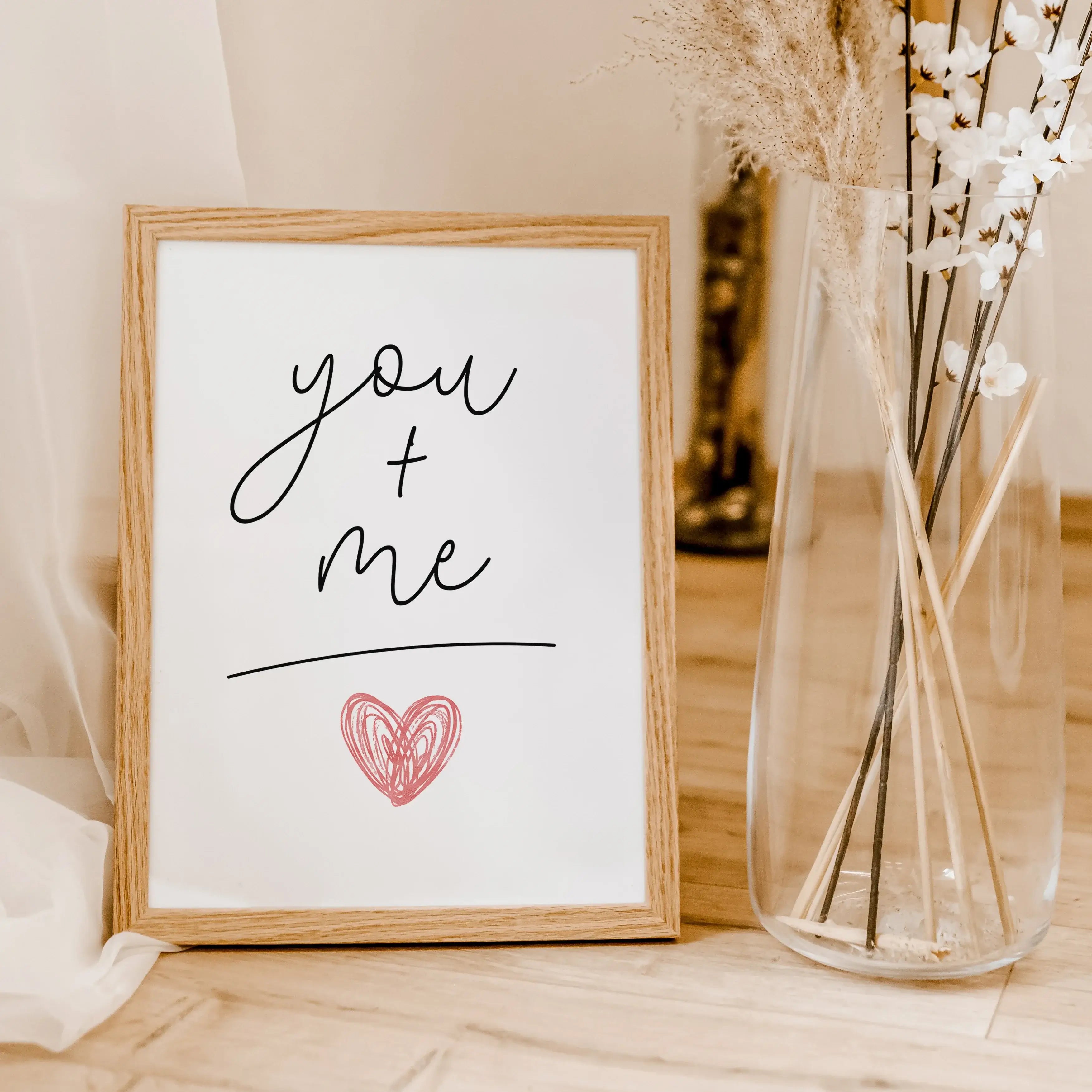Poster 'You and me'-famprints-Poster-Auf dem 'you and me' Poster findest du in schwarzer Handschrift den Schriftzug 'you+me' mit einem handgemalten Herz. Du und ich ergibt Liebe lautet die Gleichung! Das minimalistische Paar Poster erhältst du bei uns in