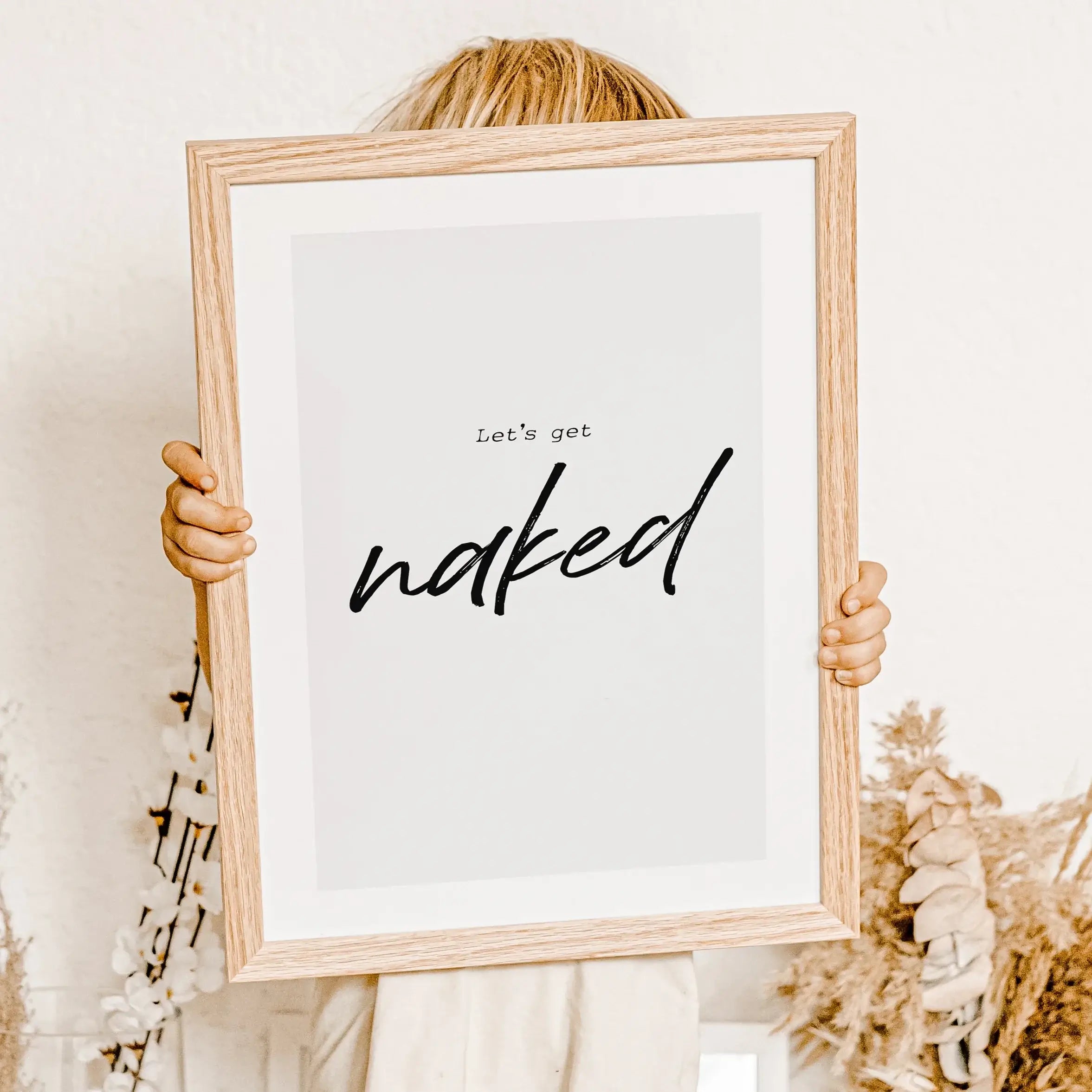 Poster 'lets get naked'-famprints-Poster-Auf dem 'lets get naked' Poster findest du die Badezimmer Weisheit 'lets get naked' -'Lass uns ausziehen'. Auch als sinnliches Schlafzimmer Poster macht dieses Plakat eine tolle Figur. Du erhältst dieses minimalist