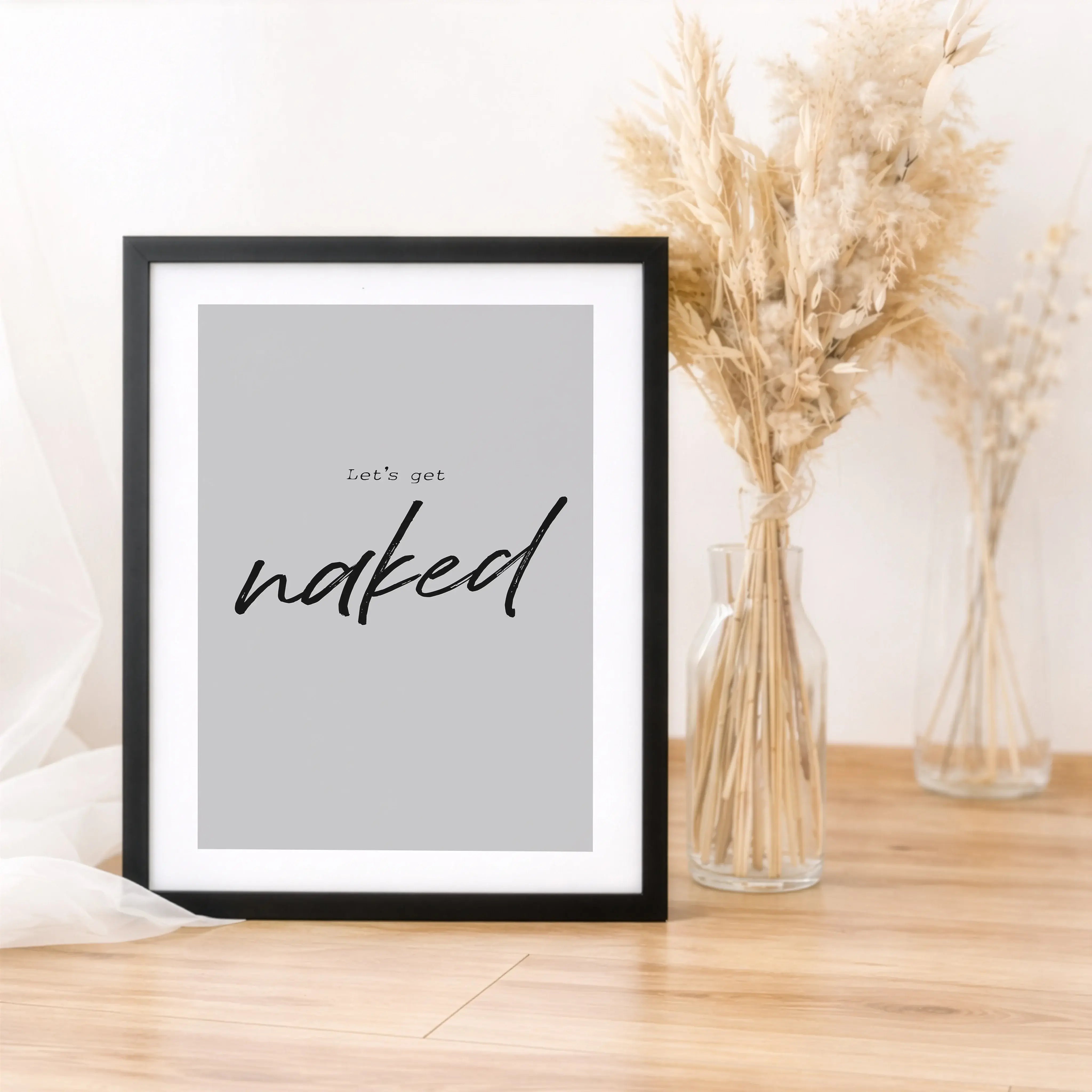 Poster 'lets get naked'-Poster-famprints-Das Poster „lets get naked“ ist ein moderner Hingucker für dein Badezimmer, Schlafzimmer oder Gäste-WC und bringt mit klarer Botschaft und reduziertem Design genau den richtigen Ton in deine Räume. Der minimalistis
