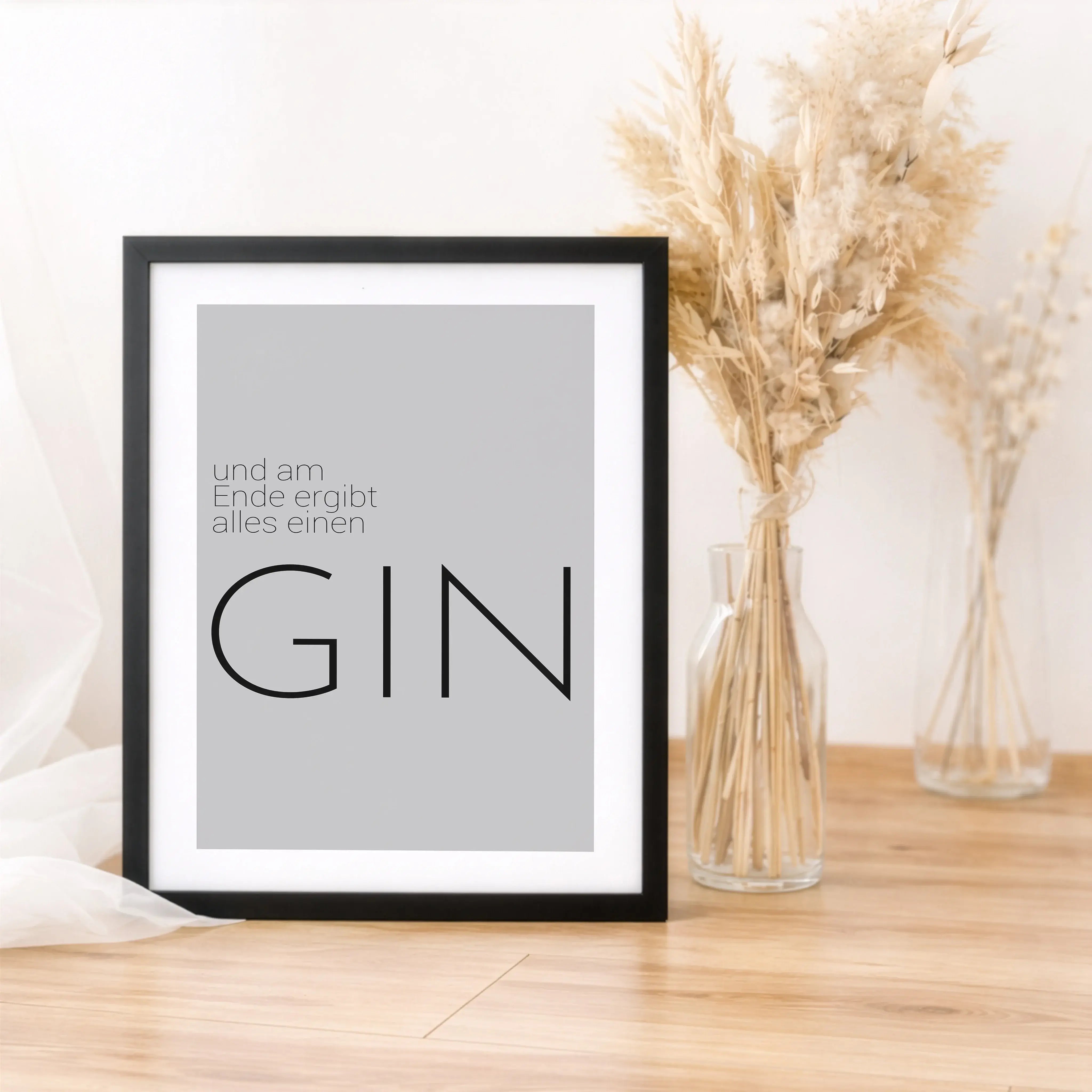 Gin Poster 'Ende'-Poster-famprints-Das Gin Poster Ende ist genau das Richtige für alle, die Humor, Design und ihre Liebe zu Gin stilvoll an die Wand bringen wollen. Der bekannte Spruch und am Ende ergibt alles einen Gin sorgt für ein Schmunzeln und macht
