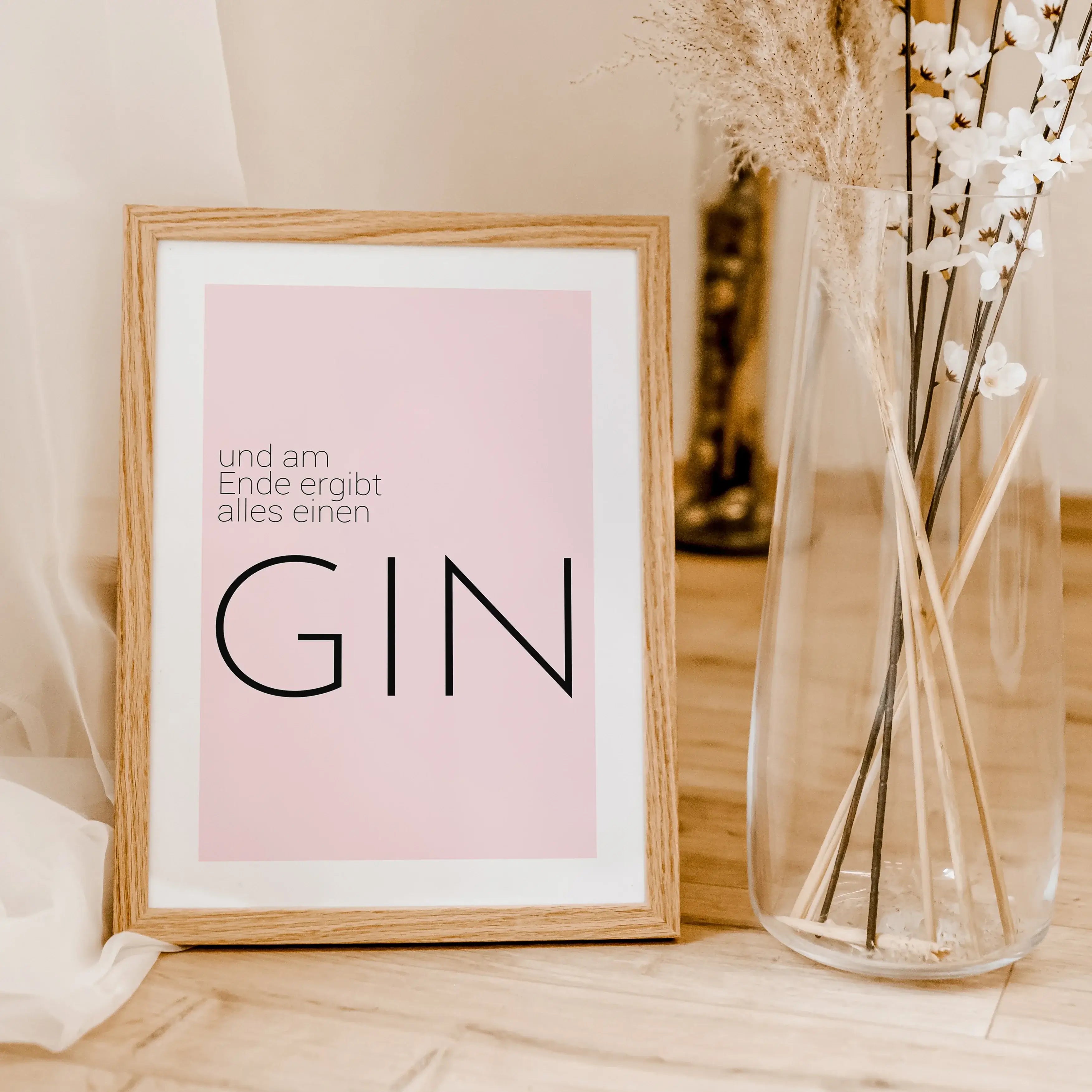 Gin Poster 'Ende'-famprints-Poster-Auf dem Gin Poster 'Ende' findest du den lustigen Spruch 'und am Ende ergibt alles einen Gin'. Stilvolles Gin Wandbild für jeden Gin Liebhaber und Fan. Das Poster erhältst du bei uns in 6 verschieden Größen. Gedruckt wir