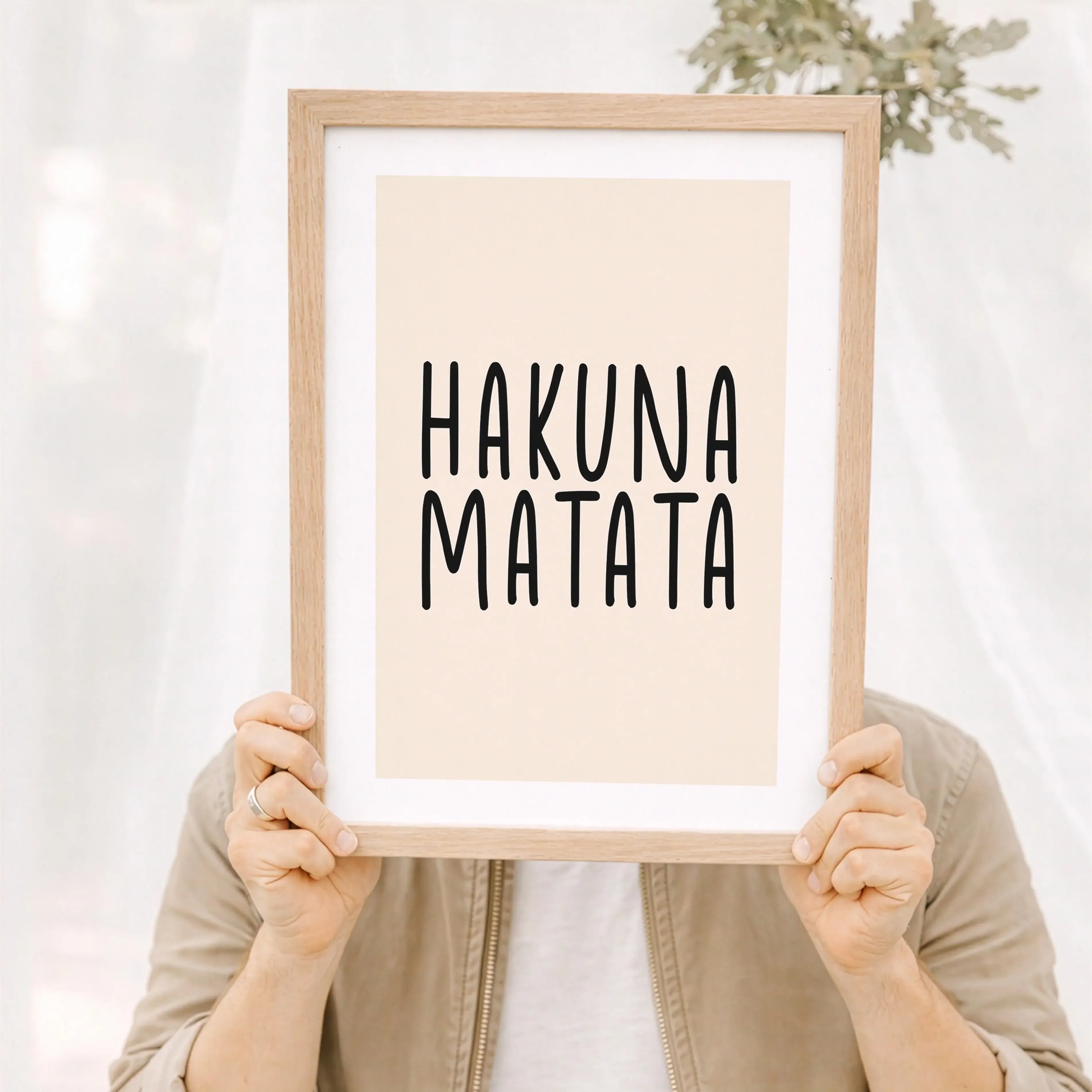 Hakuna Matata Poster-Poster-famprints-Hakuna Matata Poster stehen für eine entspannte Lebenseinstellung und genau dieses Gefühl bringt dein neues Wandposter in dein Zuhause. Der bekannte Spruch aus dem König der Löwen wirkt als moderner Blickfang im Wohnz