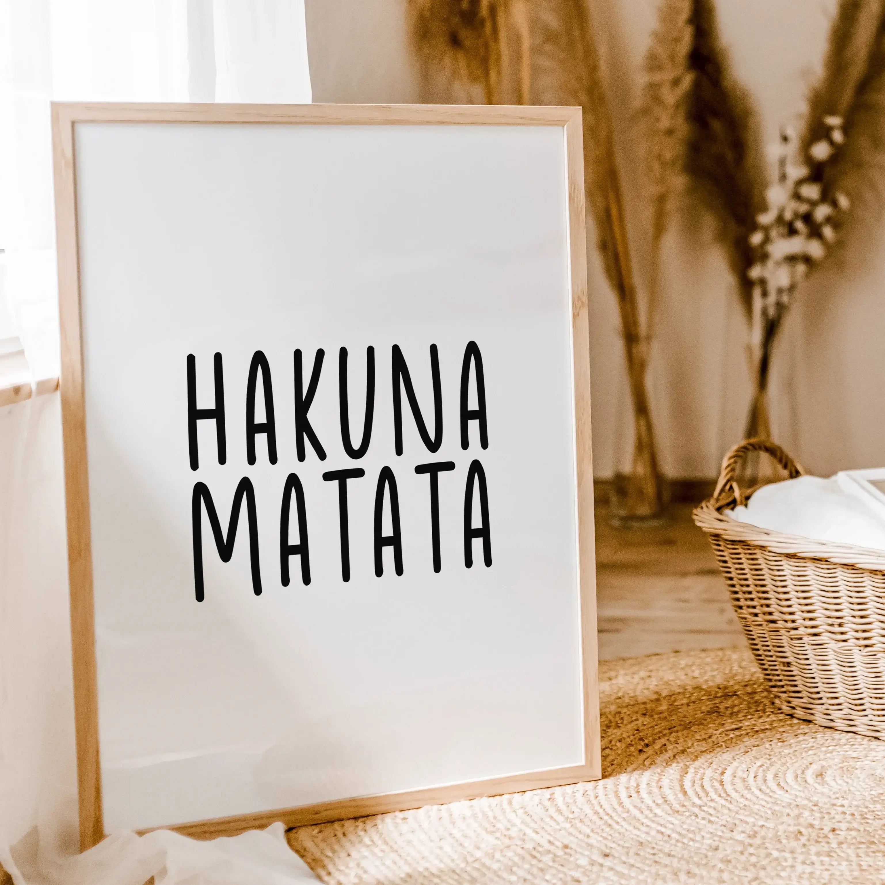 Hakuna Matata Poster-famprints-Poster-Auf dem Hakuna Matata Poster findest du das Filmzitat aus dem Film 'König der Löwen'. Es heißt die Sorgen bleiben dir immer Fern! Das soll auch dieses Spruch Poster symbolisieren. Das schwarz-weiße Poster erhältst du