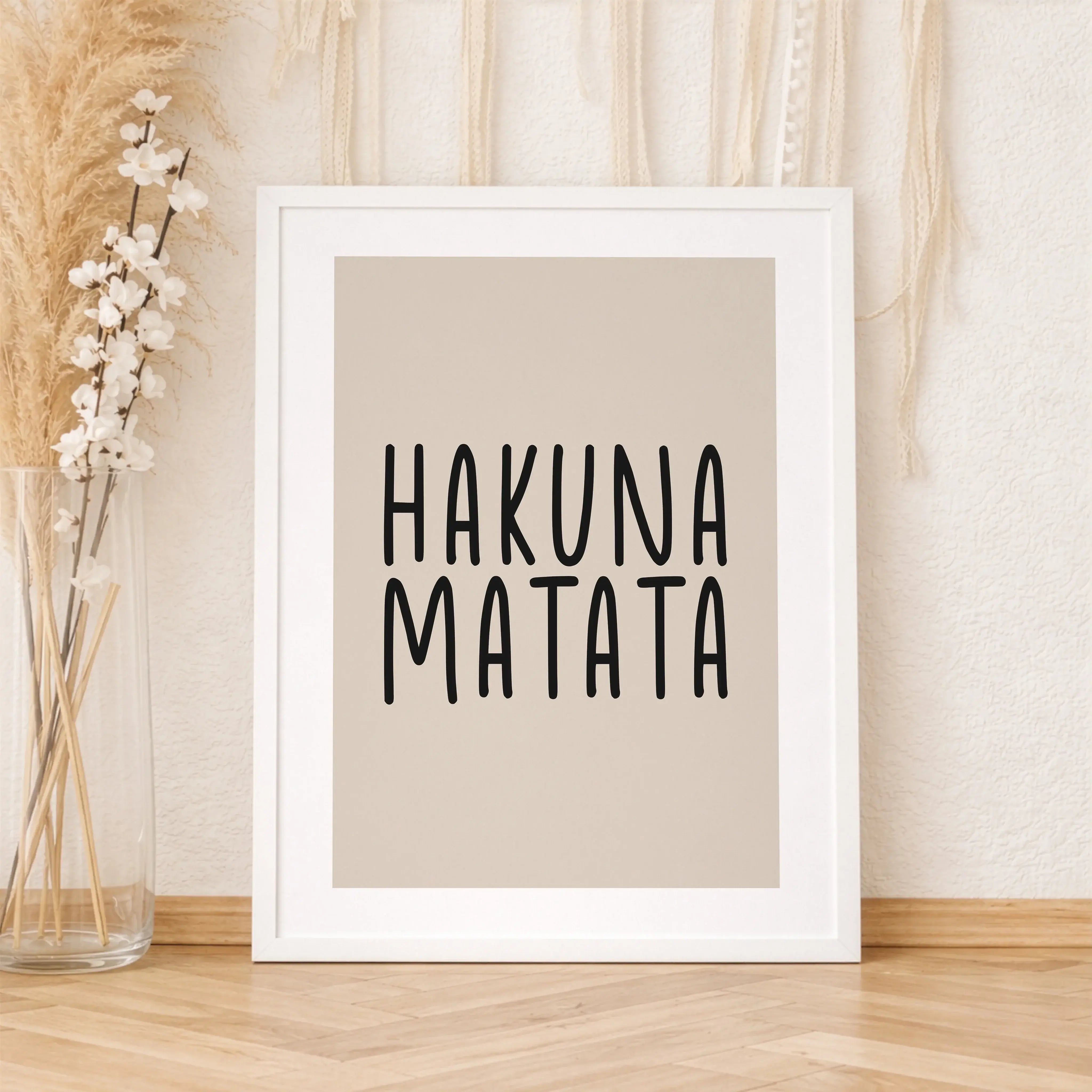 Hakuna Matata Poster-Poster-famprints-Hakuna Matata Poster stehen für eine entspannte Lebenseinstellung und genau dieses Gefühl bringt dein neues Wandposter in dein Zuhause. Der bekannte Spruch aus dem König der Löwen wirkt als moderner Blickfang im Wohnz
