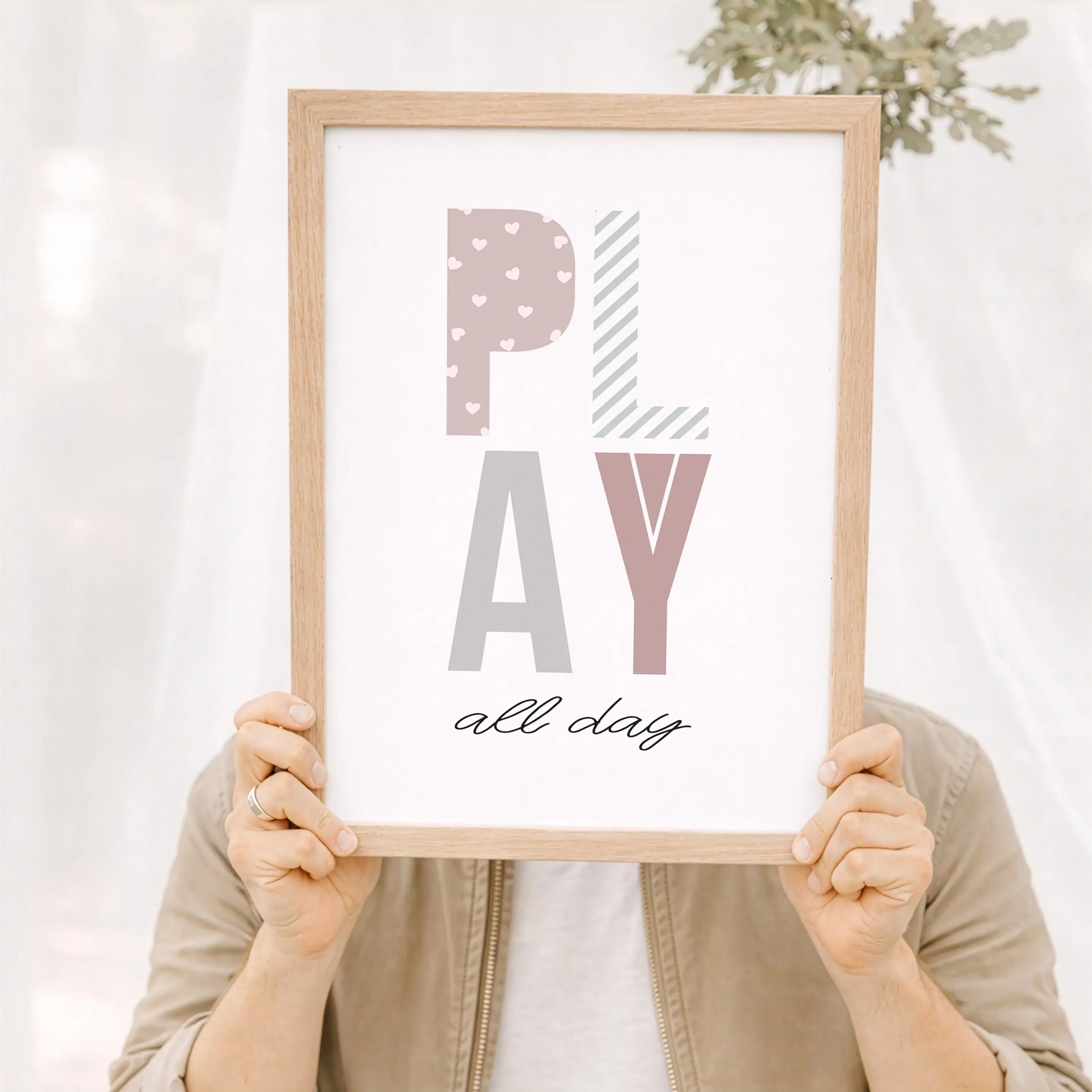 Poster 'Play all day'-Poster-famprints-Das Poster „Play all day“ bringt Leichtigkeit, Farbe und Freude ins Kinderzimmer und erinnert jeden Tag daran, wie wichtig freies Spielen ist. Das verspielte Typografie-Design mit bunten Buchstaben und handgeschriebe