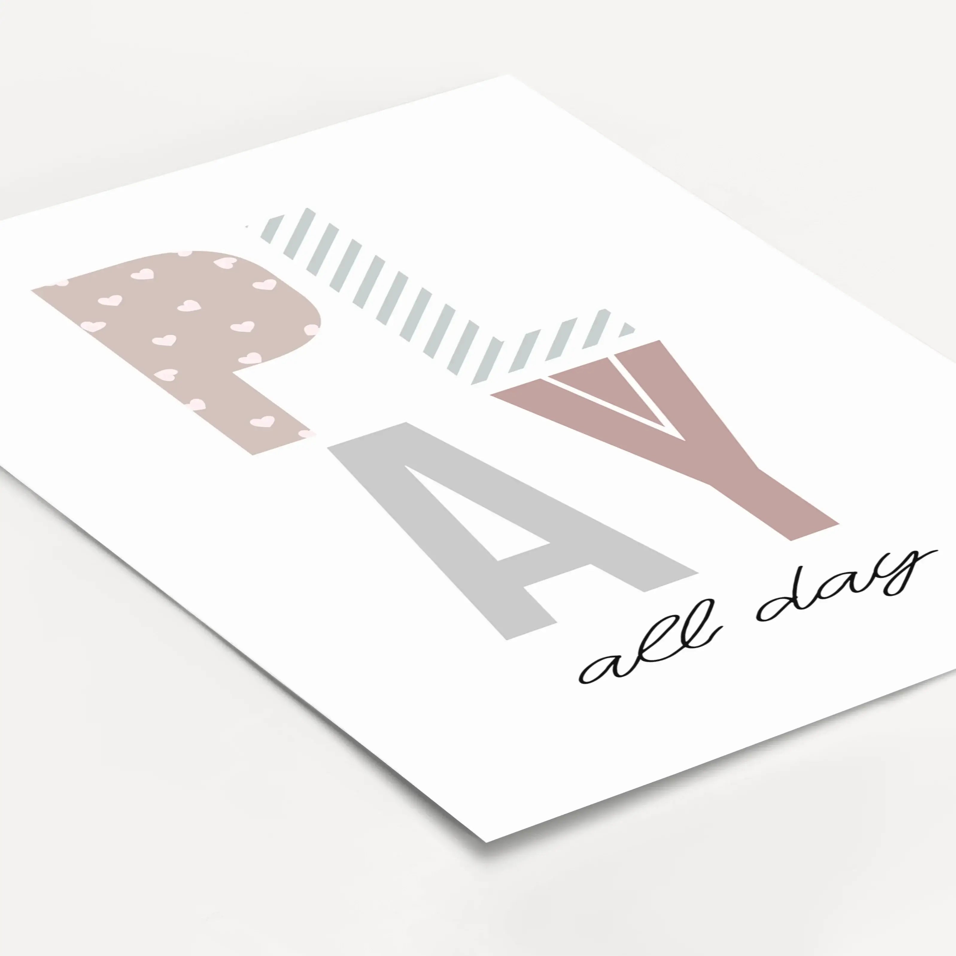 Poster 'Play all day'-famprints-Poster-Auf dem verspielten 'Play all day' Kinder Poster findest du die Buchstaben des Wortes 'Play' in unterschiedlichen Farben, Formen und Mustern. Darunter befindet sich der schwarze handgeschriebene Schriftzug 'all day'.