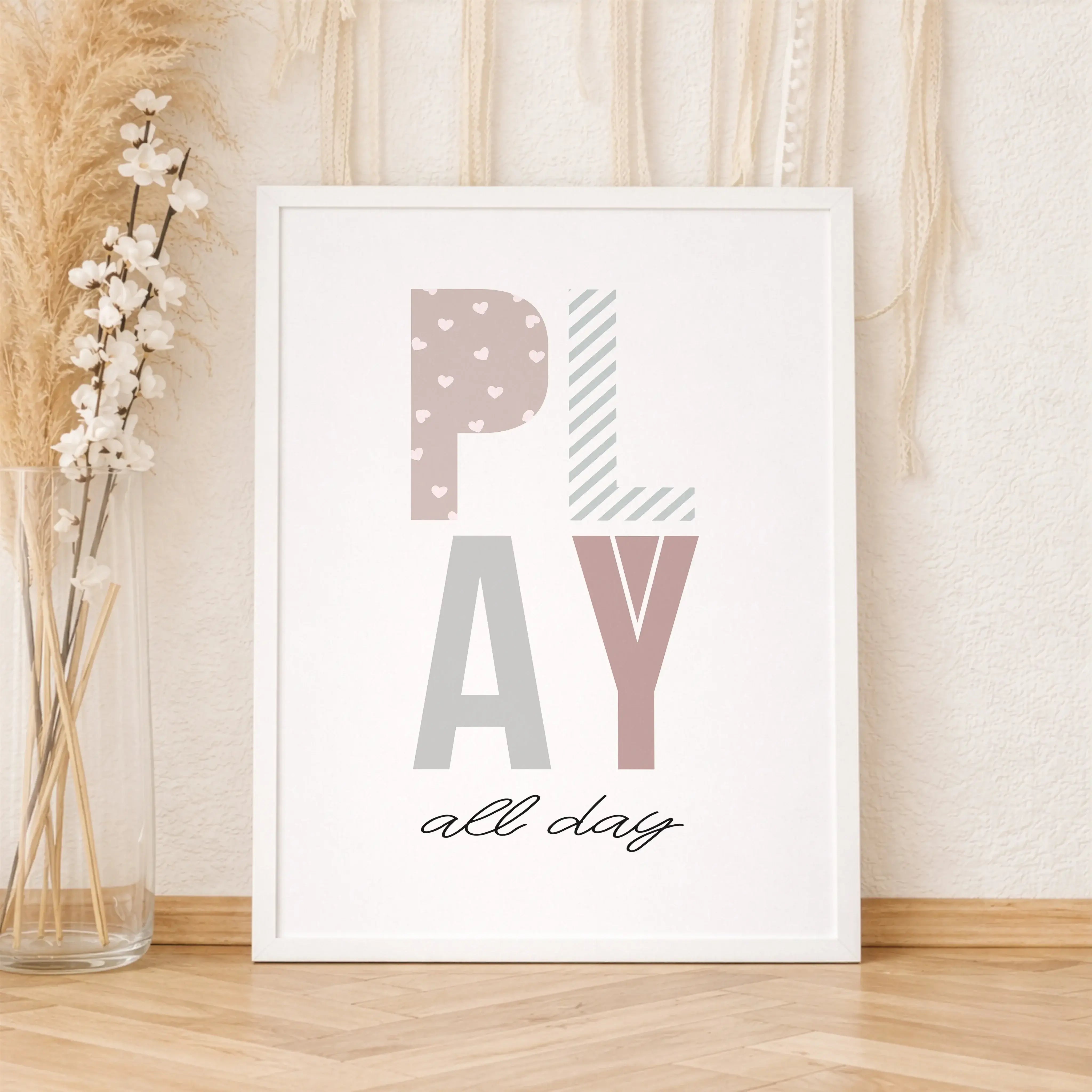 Poster 'Play all day'-Poster-famprints-Das Poster „Play all day“ bringt Leichtigkeit, Farbe und Freude ins Kinderzimmer und erinnert jeden Tag daran, wie wichtig freies Spielen ist. Das verspielte Typografie-Design mit bunten Buchstaben und handgeschriebe