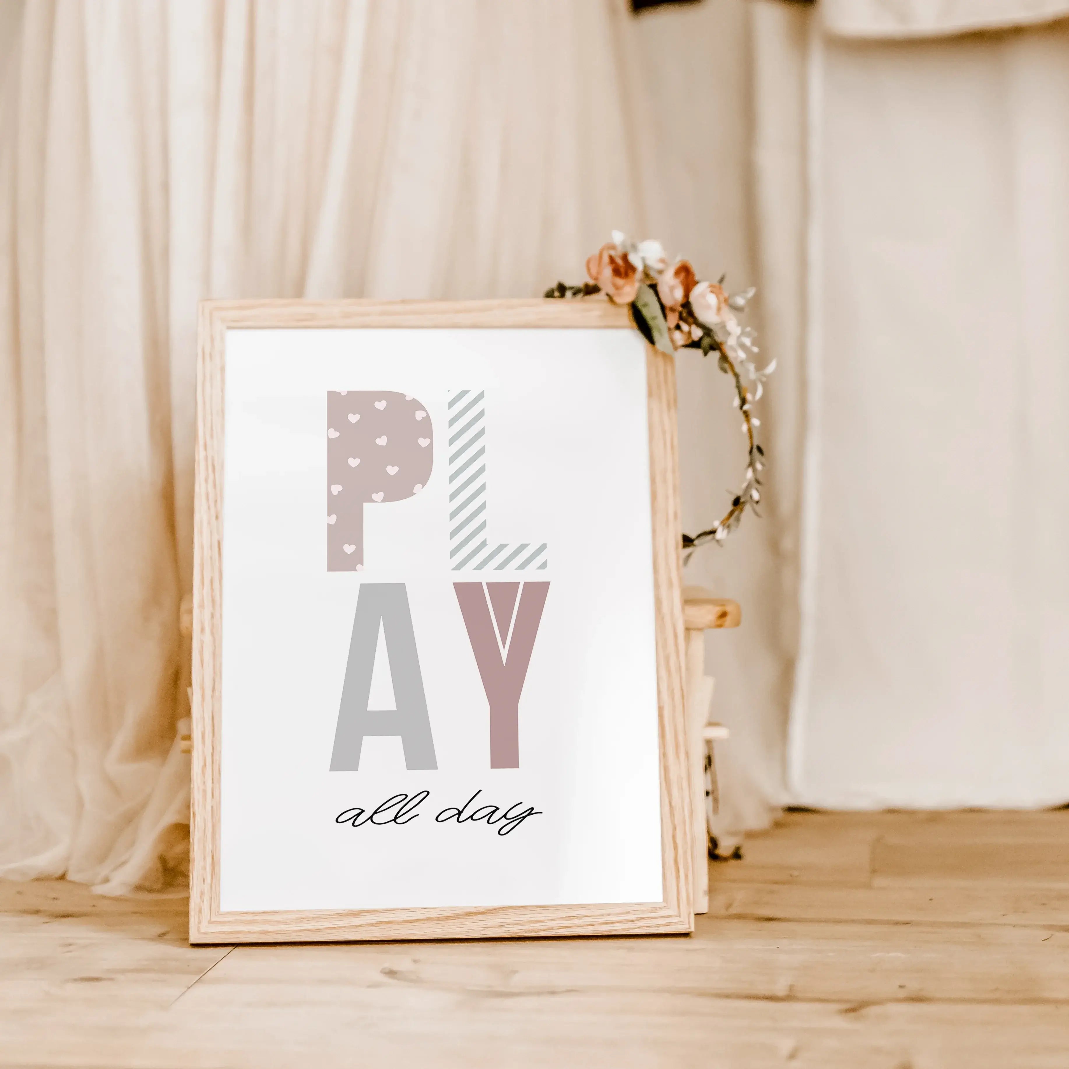 Poster 'Play all day'-famprints-Poster-Auf dem verspielten 'Play all day' Kinder Poster findest du die Buchstaben des Wortes 'Play' in unterschiedlichen Farben, Formen und Mustern. Darunter befindet sich der schwarze handgeschriebene Schriftzug 'all day'.