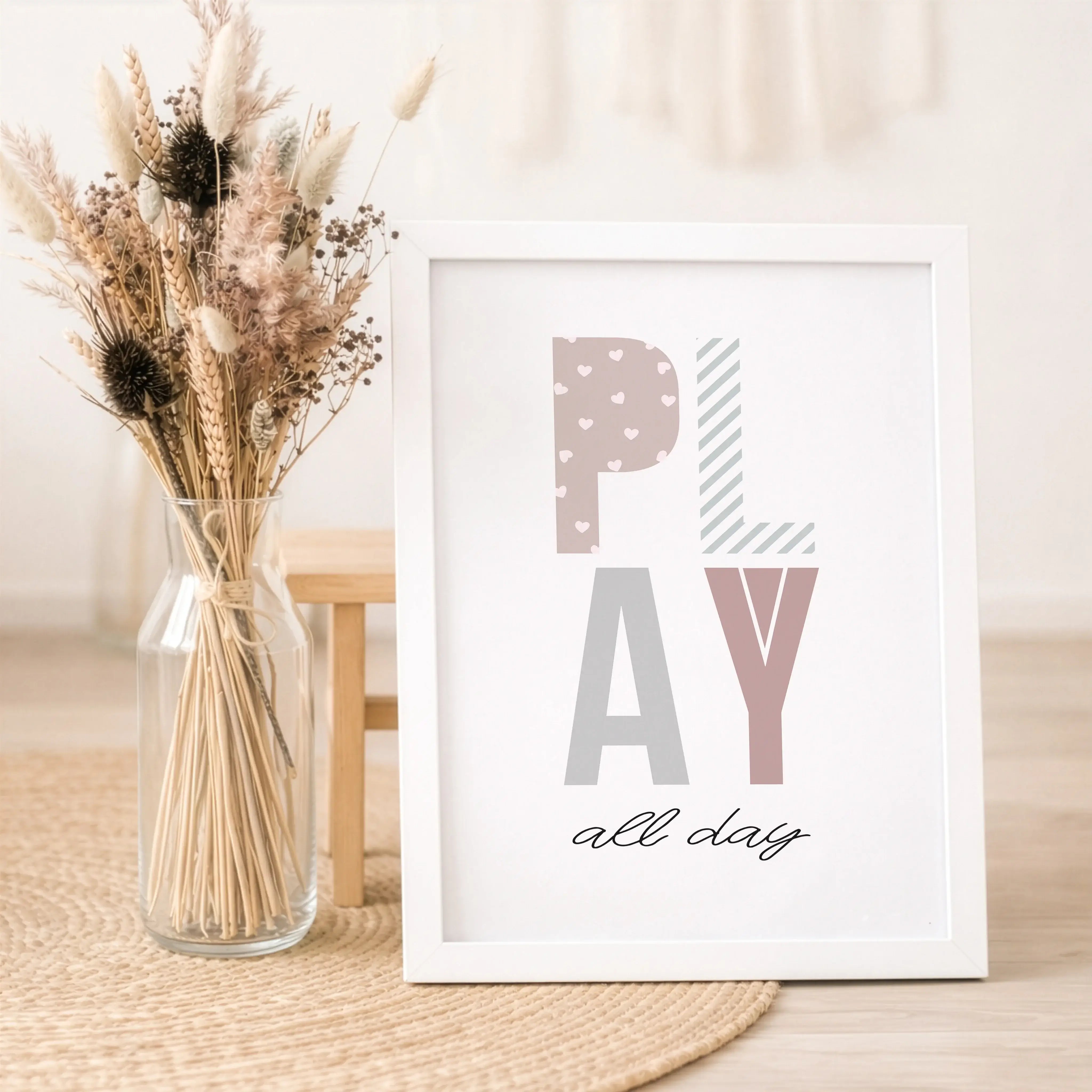 Poster 'Play all day'-Poster-famprints-Das Poster „Play all day“ bringt Leichtigkeit, Farbe und Freude ins Kinderzimmer und erinnert jeden Tag daran, wie wichtig freies Spielen ist. Das verspielte Typografie-Design mit bunten Buchstaben und handgeschriebe