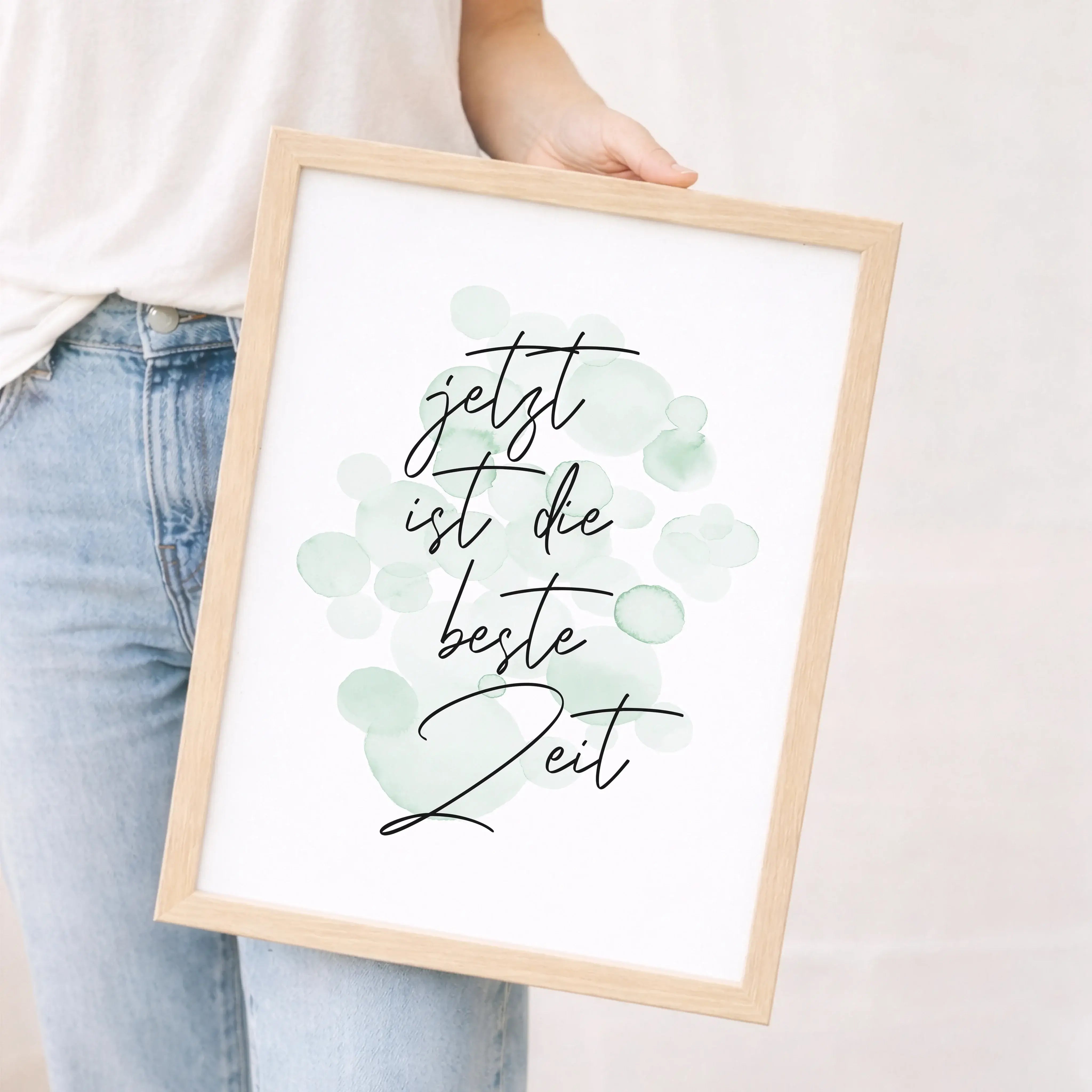 Poster 'Jetzt ist die beste Zeit'-Poster-famprints-Das Poster „Jetzt ist die beste Zeit“ ist eine liebevolle Erinnerung daran, wie wertvoll unbeschwerte Momente sind. Mit seinem handgeschriebenen Schriftzug und den sanften Farbakzenten passt dieses Kinder