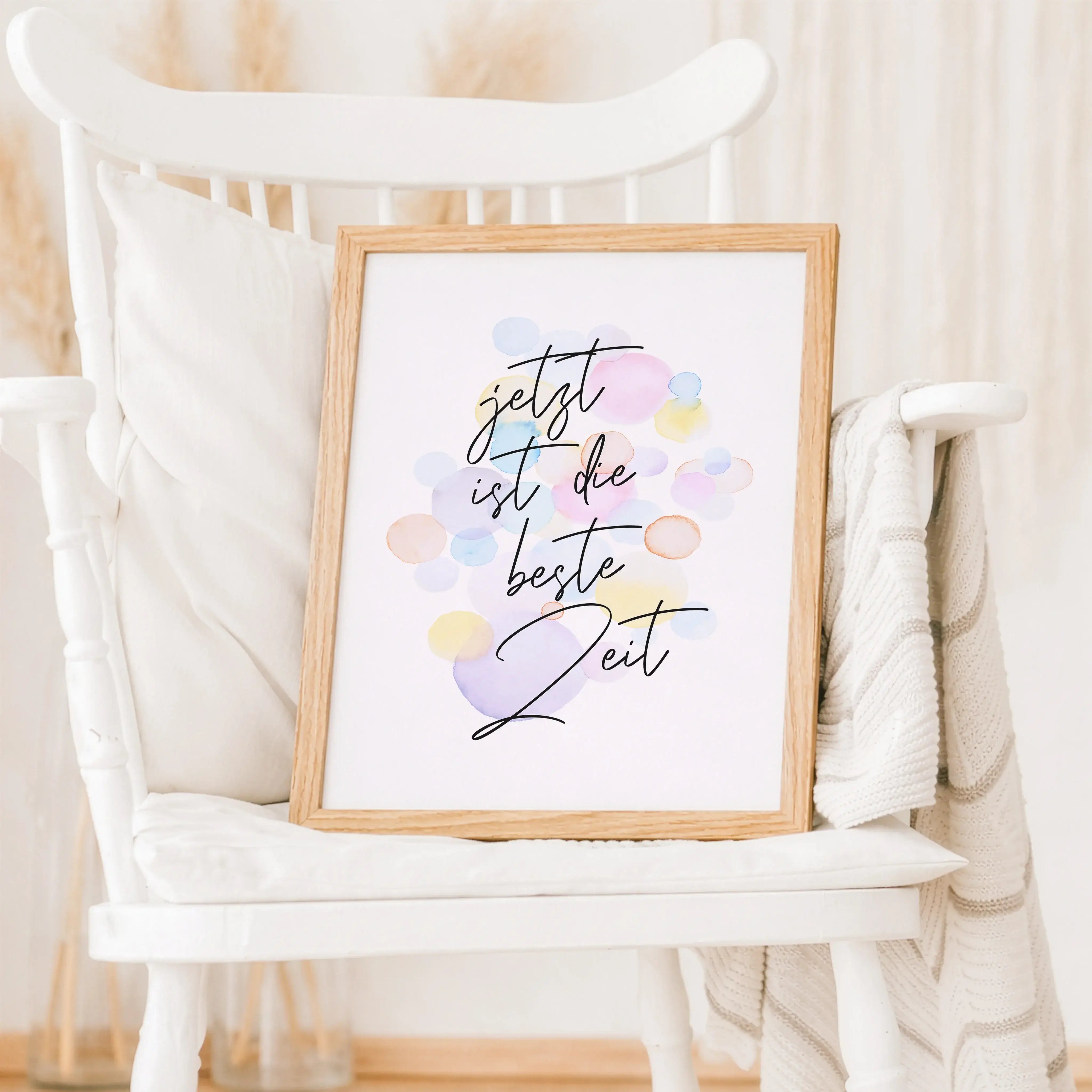 Poster 'Jetzt ist die beste Zeit'-Poster-famprints-Das Poster „Jetzt ist die beste Zeit“ ist eine liebevolle Erinnerung daran, wie wertvoll unbeschwerte Momente sind. Mit seinem handgeschriebenen Schriftzug und den sanften Farbakzenten passt dieses Kinder