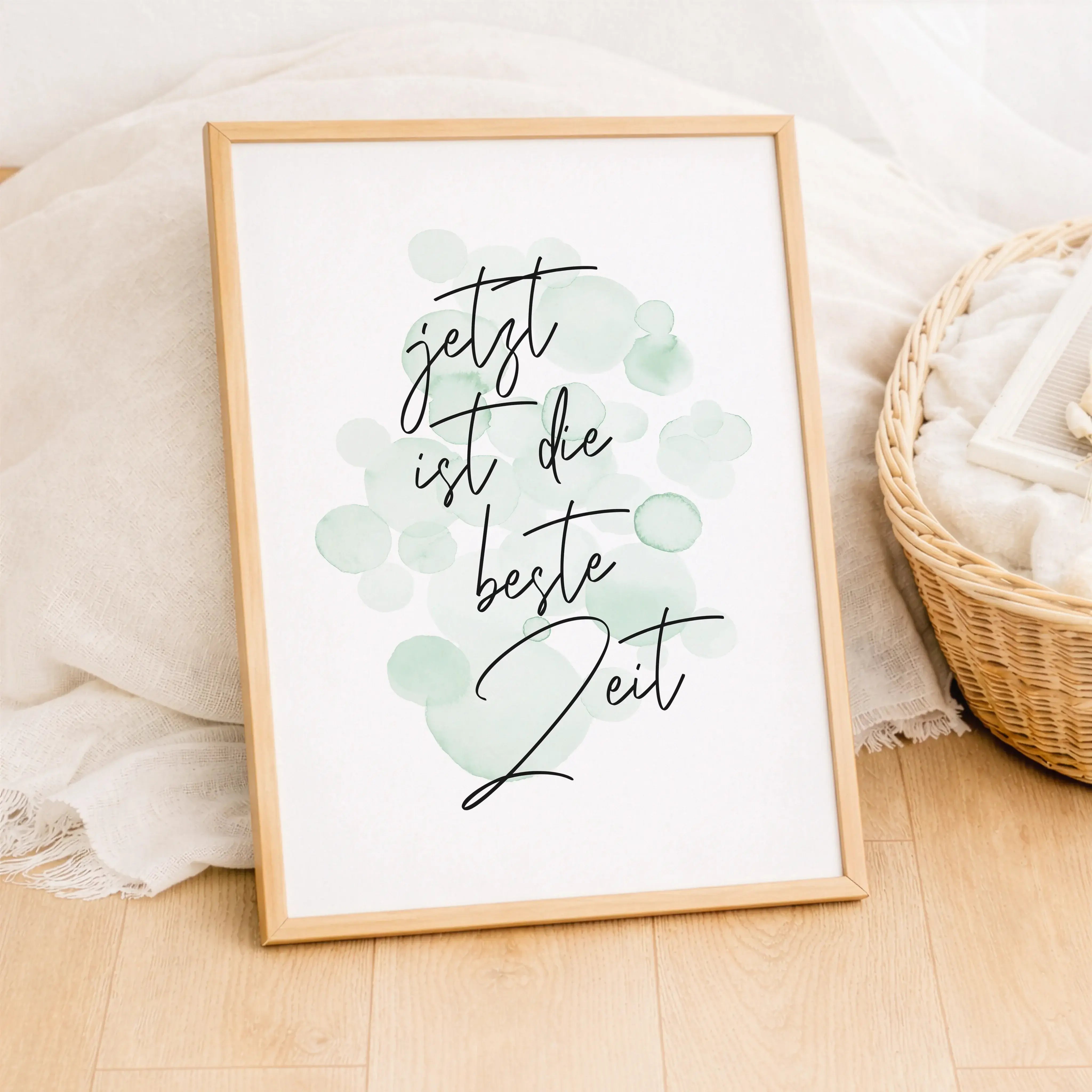 Poster 'Jetzt ist die beste Zeit'-Poster-famprints-Das Poster „Jetzt ist die beste Zeit“ ist eine liebevolle Erinnerung daran, wie wertvoll unbeschwerte Momente sind. Mit seinem handgeschriebenen Schriftzug und den sanften Farbakzenten passt dieses Kinder
