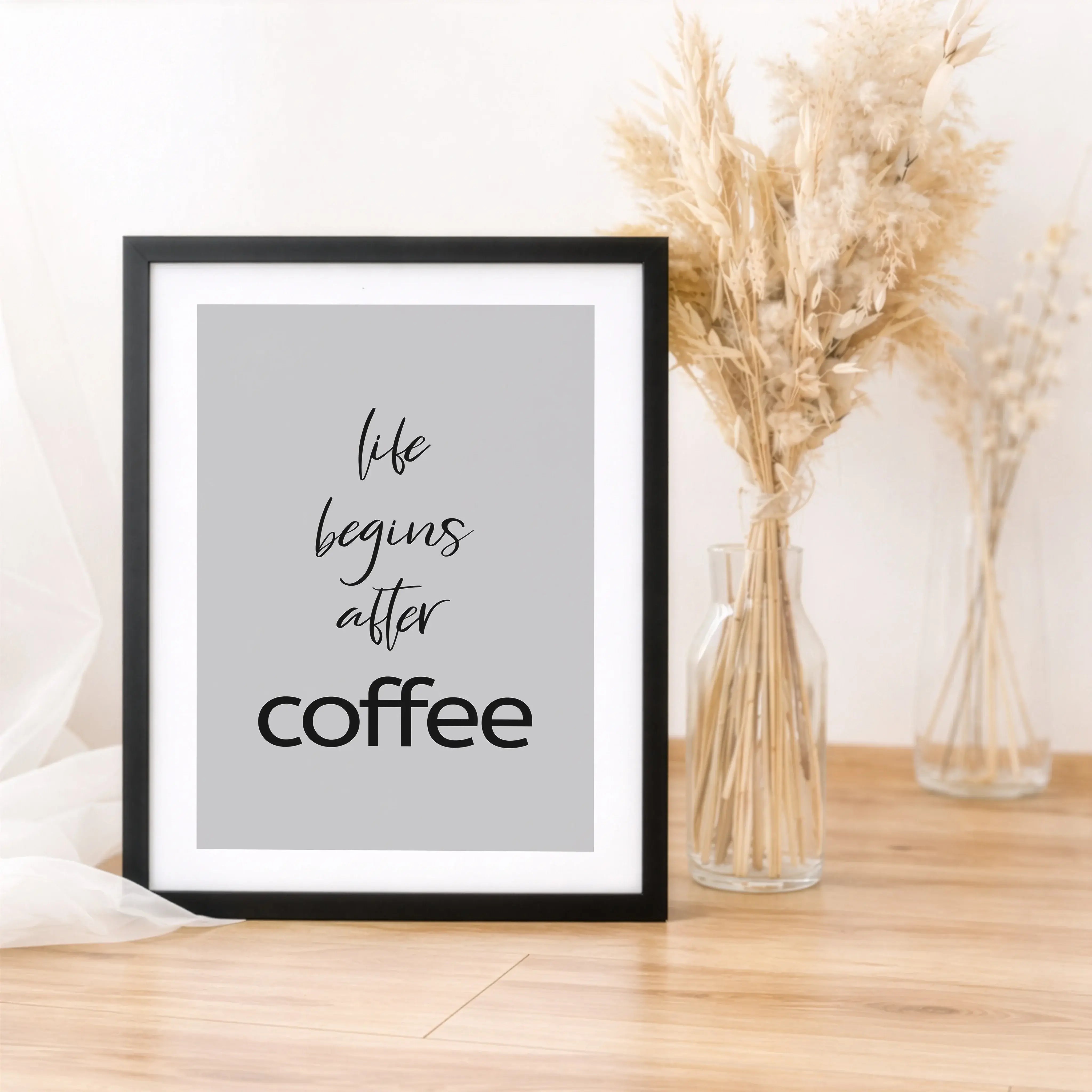 Kaffee Poster 'life begins'-Poster-famprints-Das Kaffee Poster life begins bringt genau das Gefühl an die Wand, das viele kennen: Der Tag startet erst richtig mit der ersten Tasse Kaffee. Mit klarer Typografie, ruhigem Design und einer modernen Aussage wi